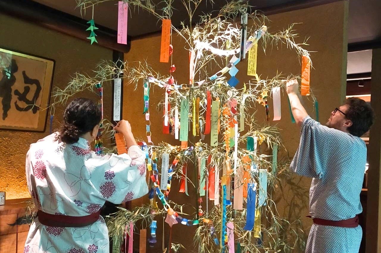 沢山の短冊が飾られた笹飾り すでに200名以上の参加