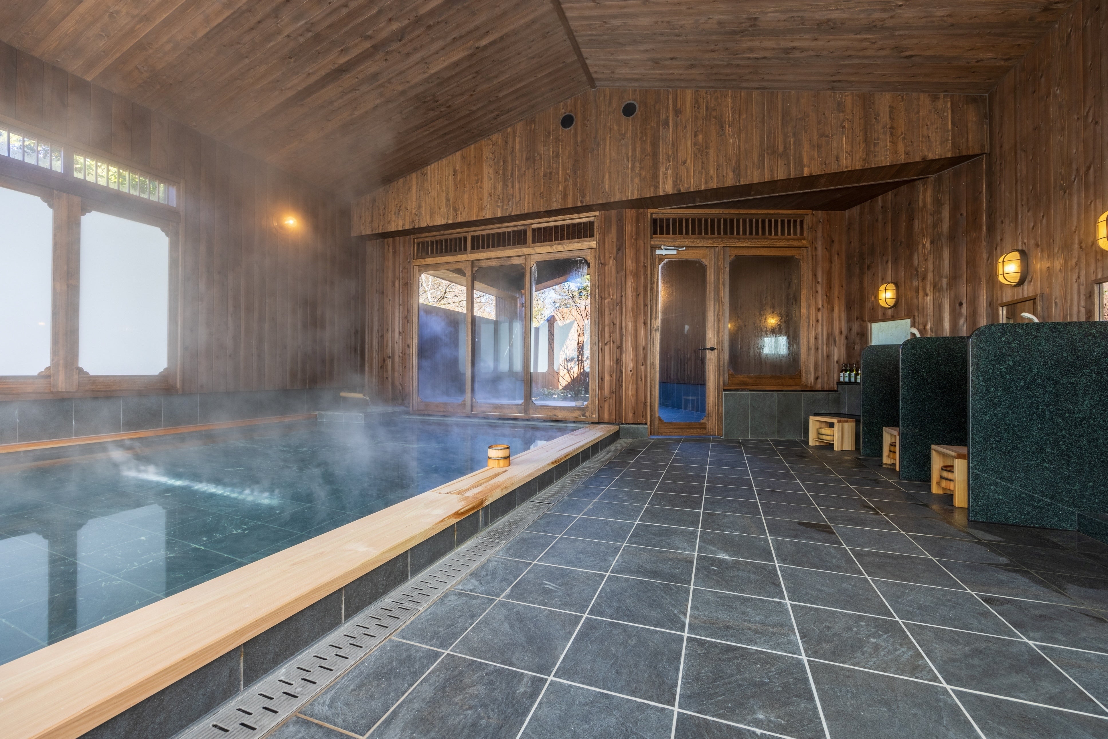 360年の歴史と箱根の大自然に溶け込む木目調と陽光溢れる空間へ