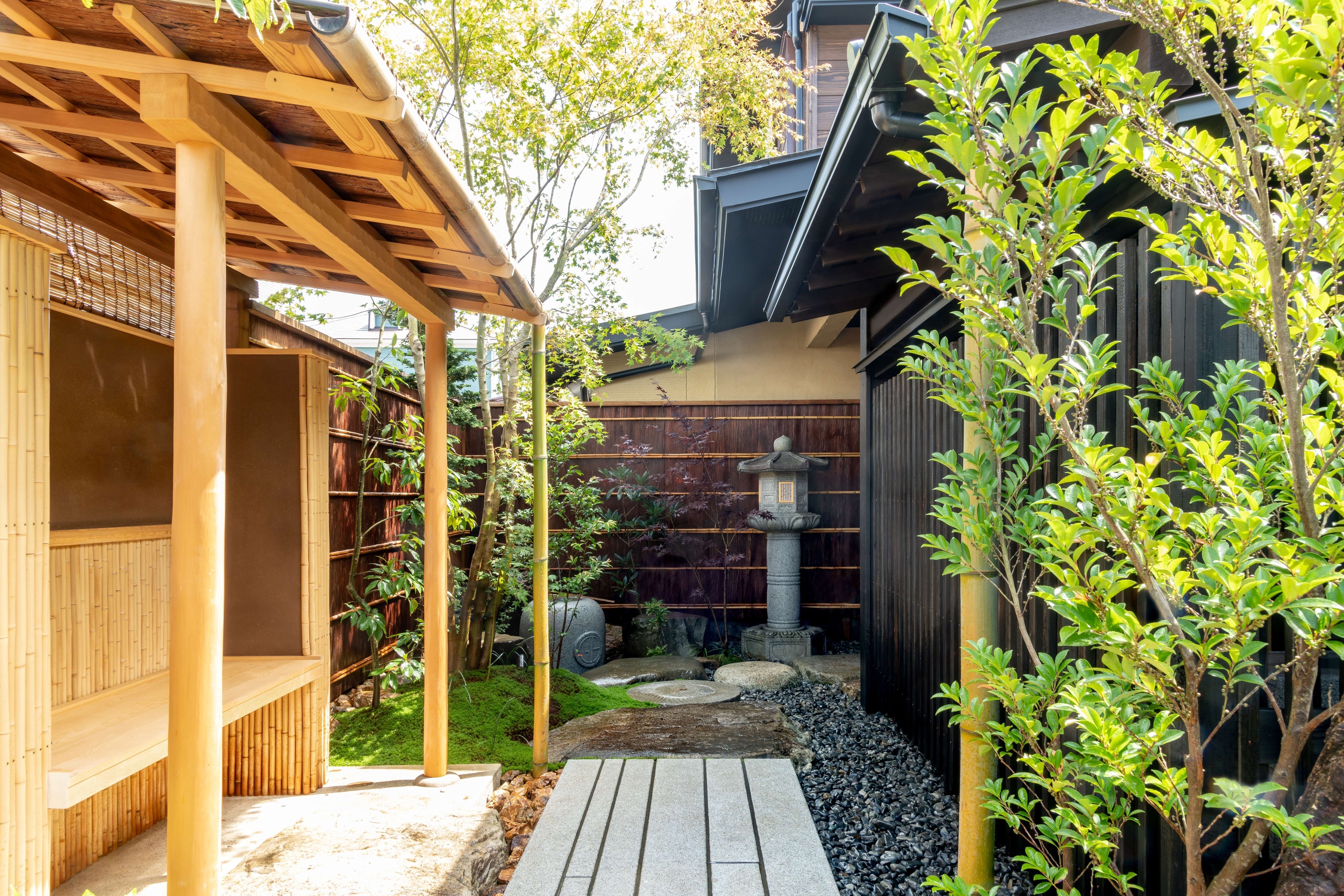 エントランスへの中庭