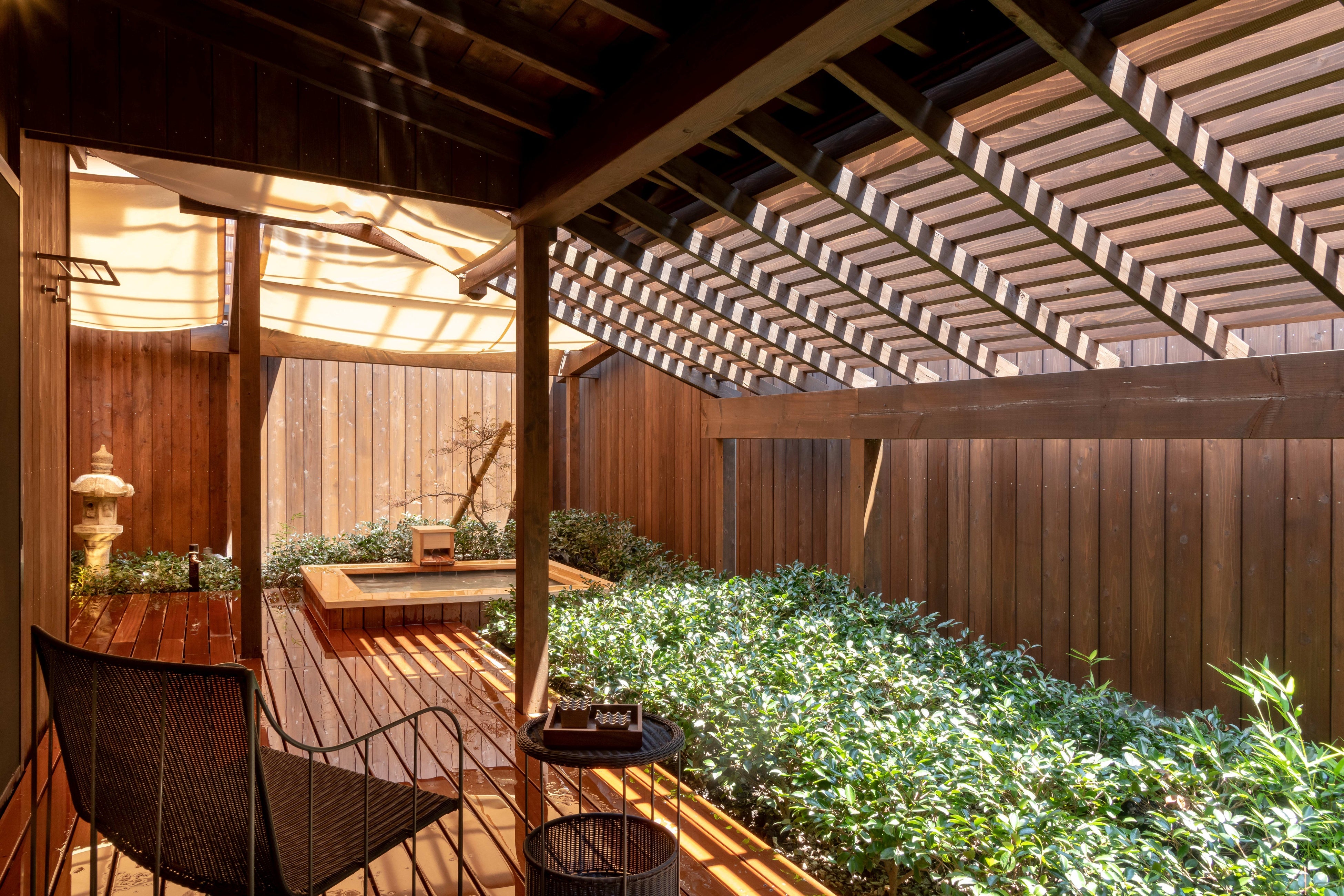 「風」の客室露天風呂はアプローチの長さが人気