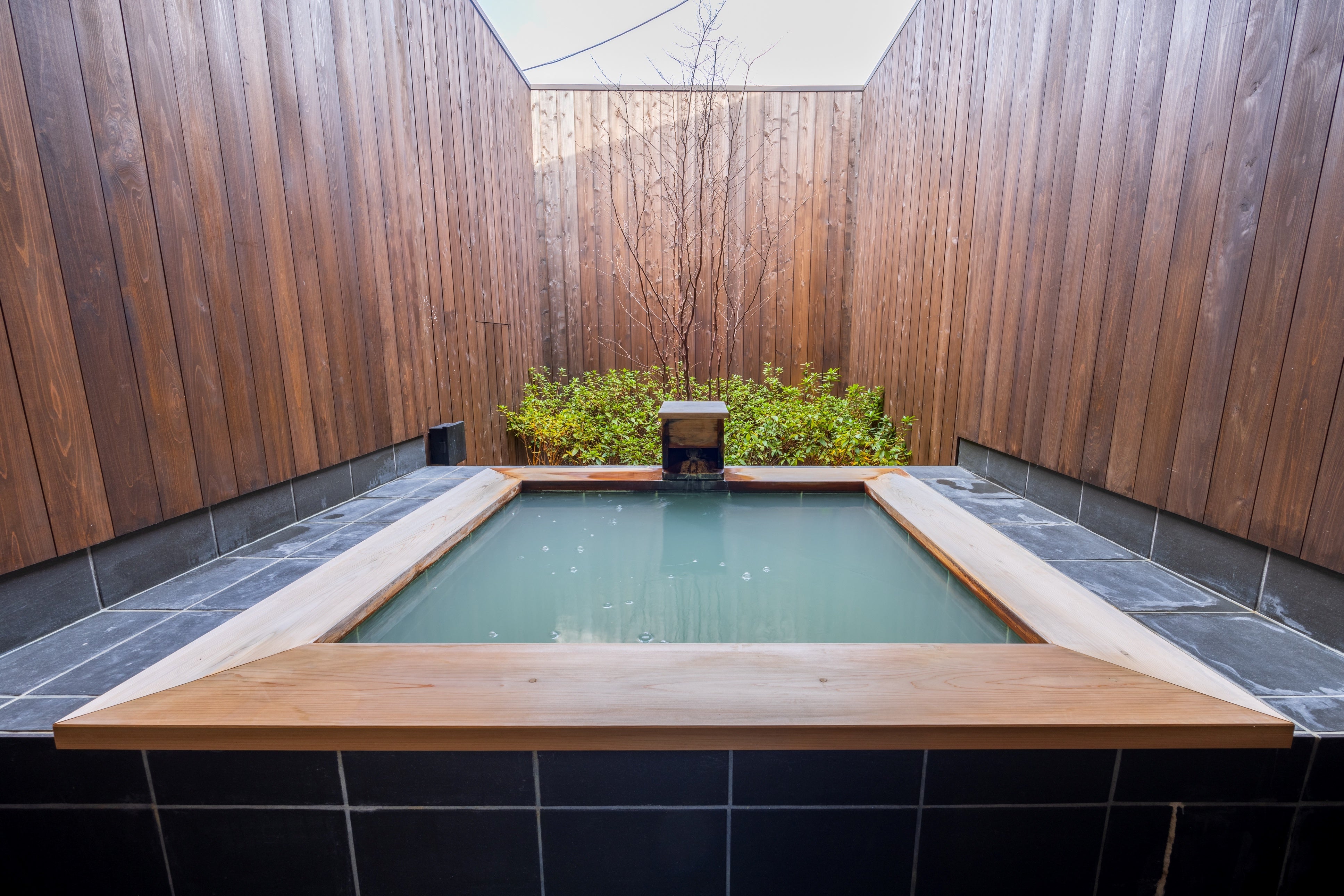 広さ13㎡の広々した2階客室の専用露天風呂。シャワーとパウダースペースも併設