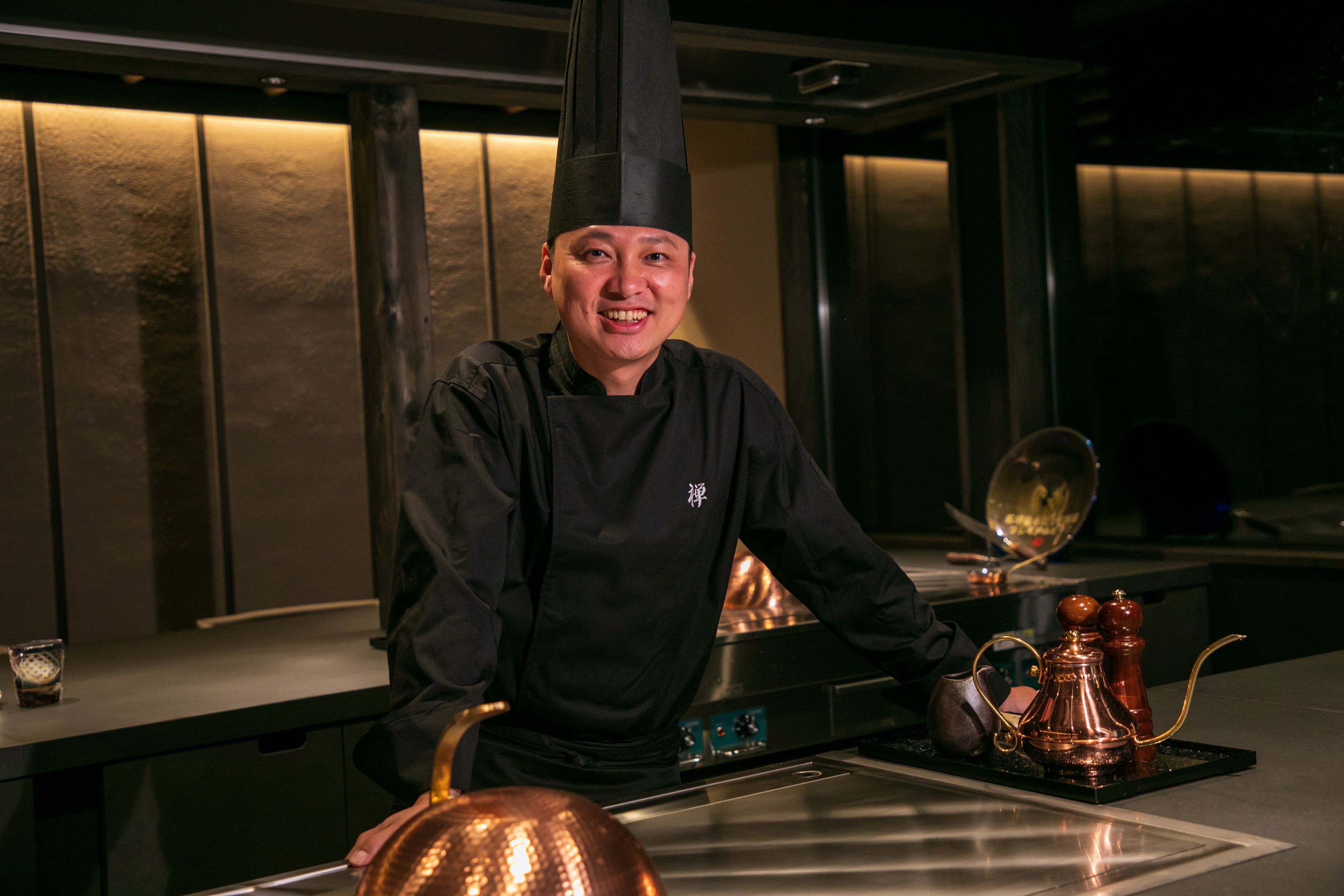 シェフの田坂がお待ちいたしております。