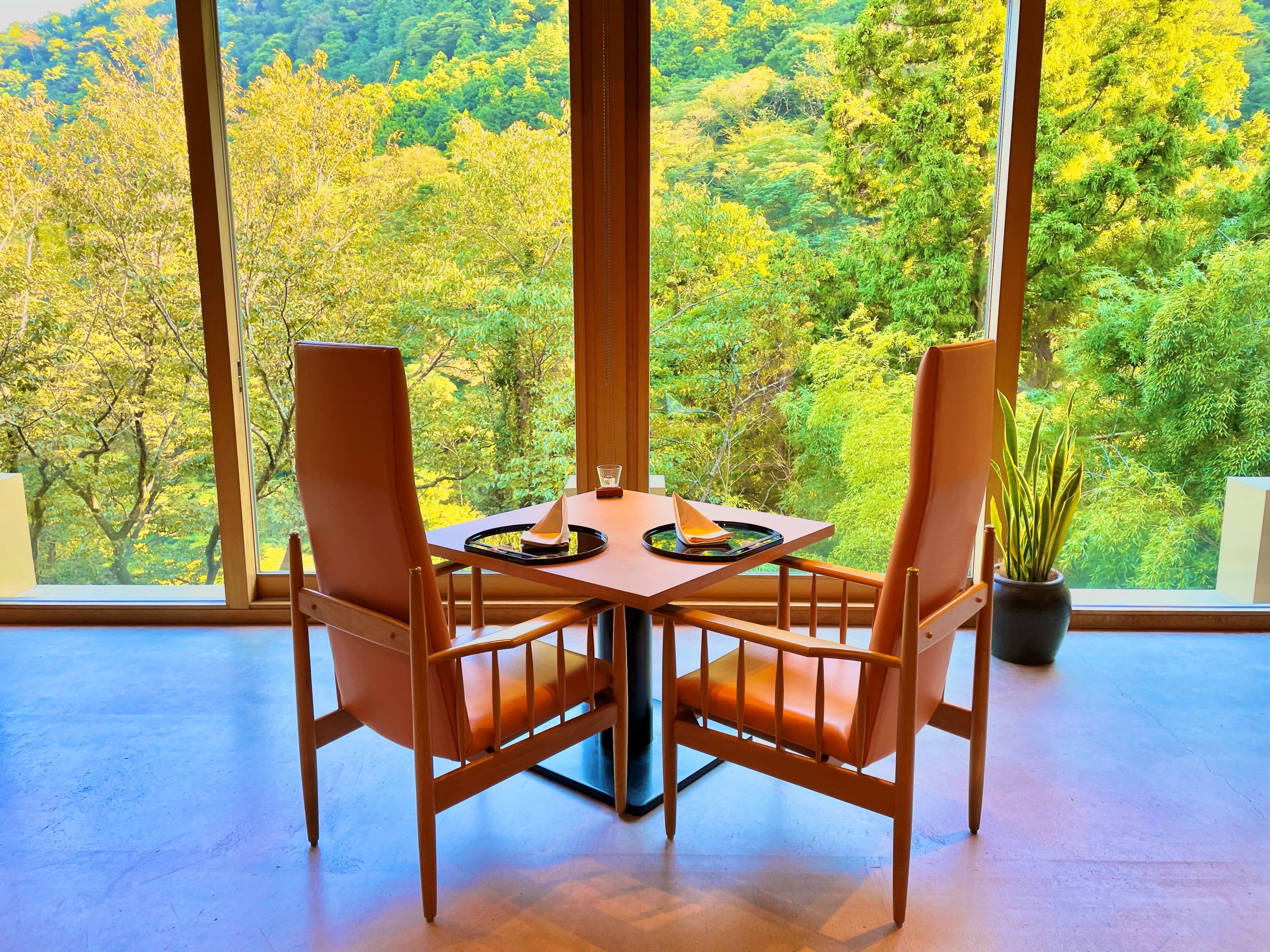 開放的なダイニングでお食事を提供