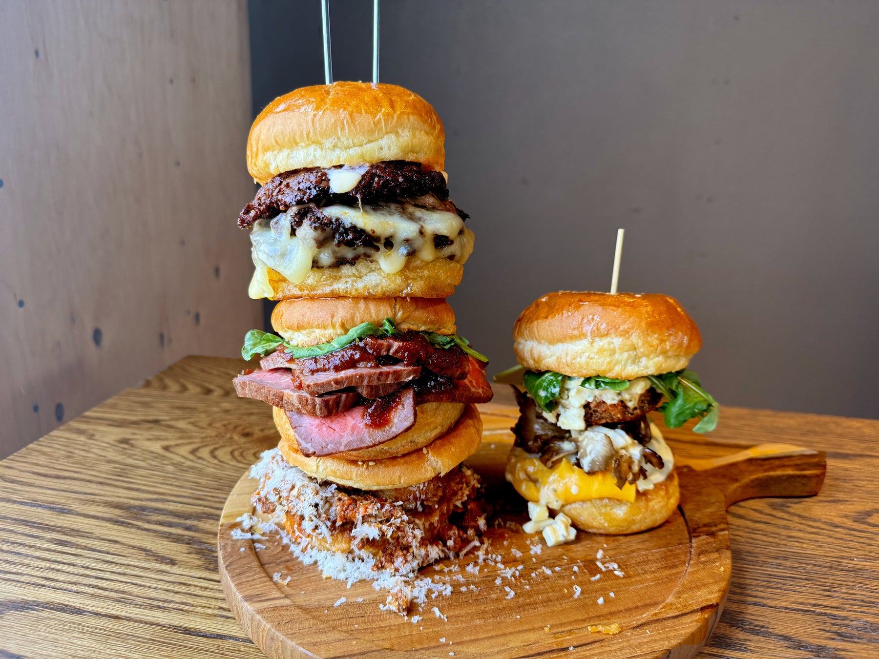 (左)新作のLUDERA BURGER MOUNTAIN !! Meat to meet. 高さ23cm(右)これまで一番の高さだったOKAPPA Dancing&yellowバーガー高さ11cm