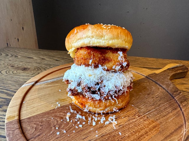 値段も高さも過去最大!驚きの肉まみれバーガーが登場! 値段も高さも過去最大!驚きの肉まみれバーガーが登場!