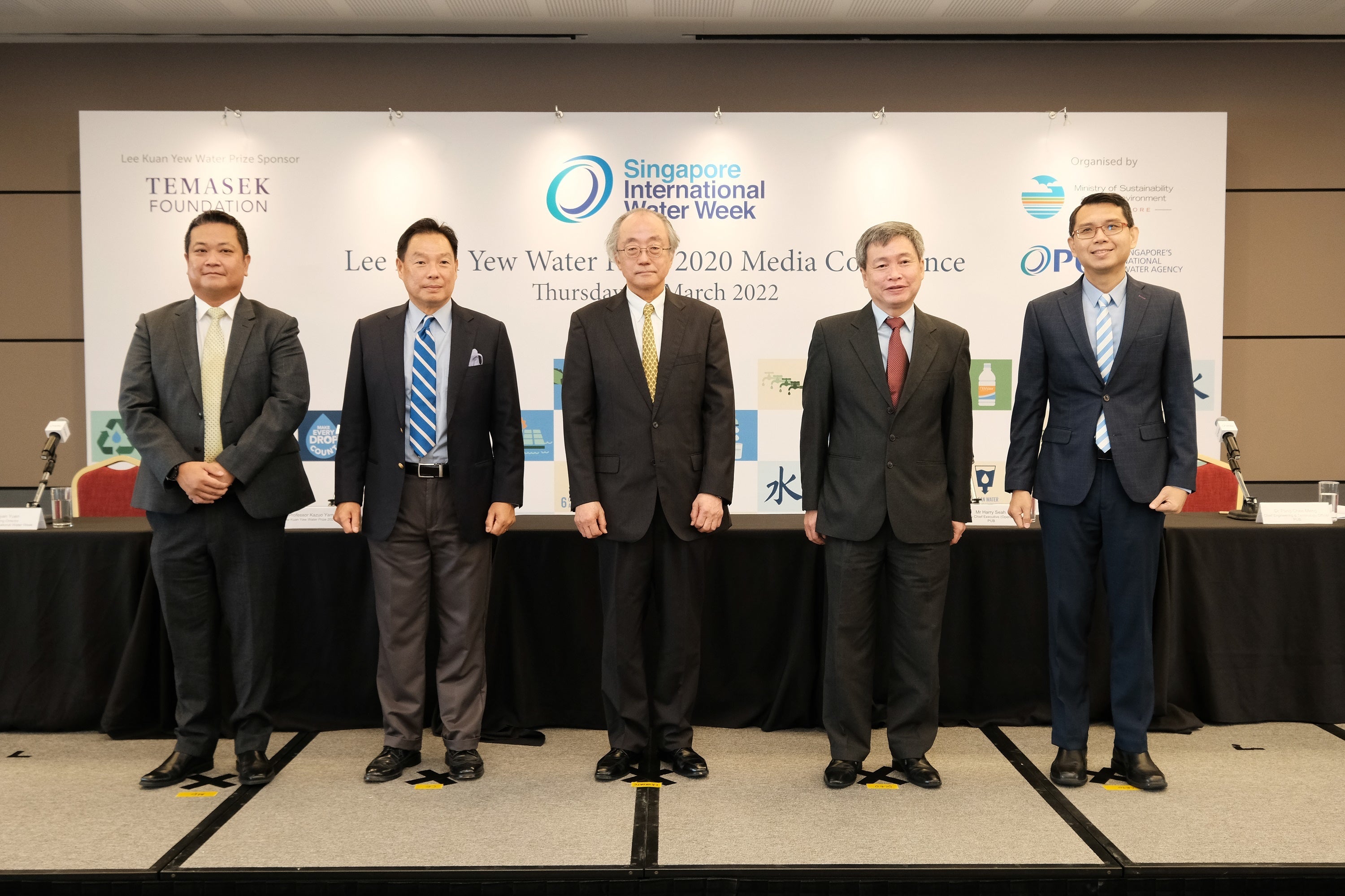 左から、SIWW 最高責任者 Ryan Yuen、シンガポール公共事業庁（PUB） 最高責任者 Ng Joo Hee氏、山本 和夫教授、PUB 副最高責任者 Harry Seah氏、PUB 最高技術責任者 Pang Chee Meng博士