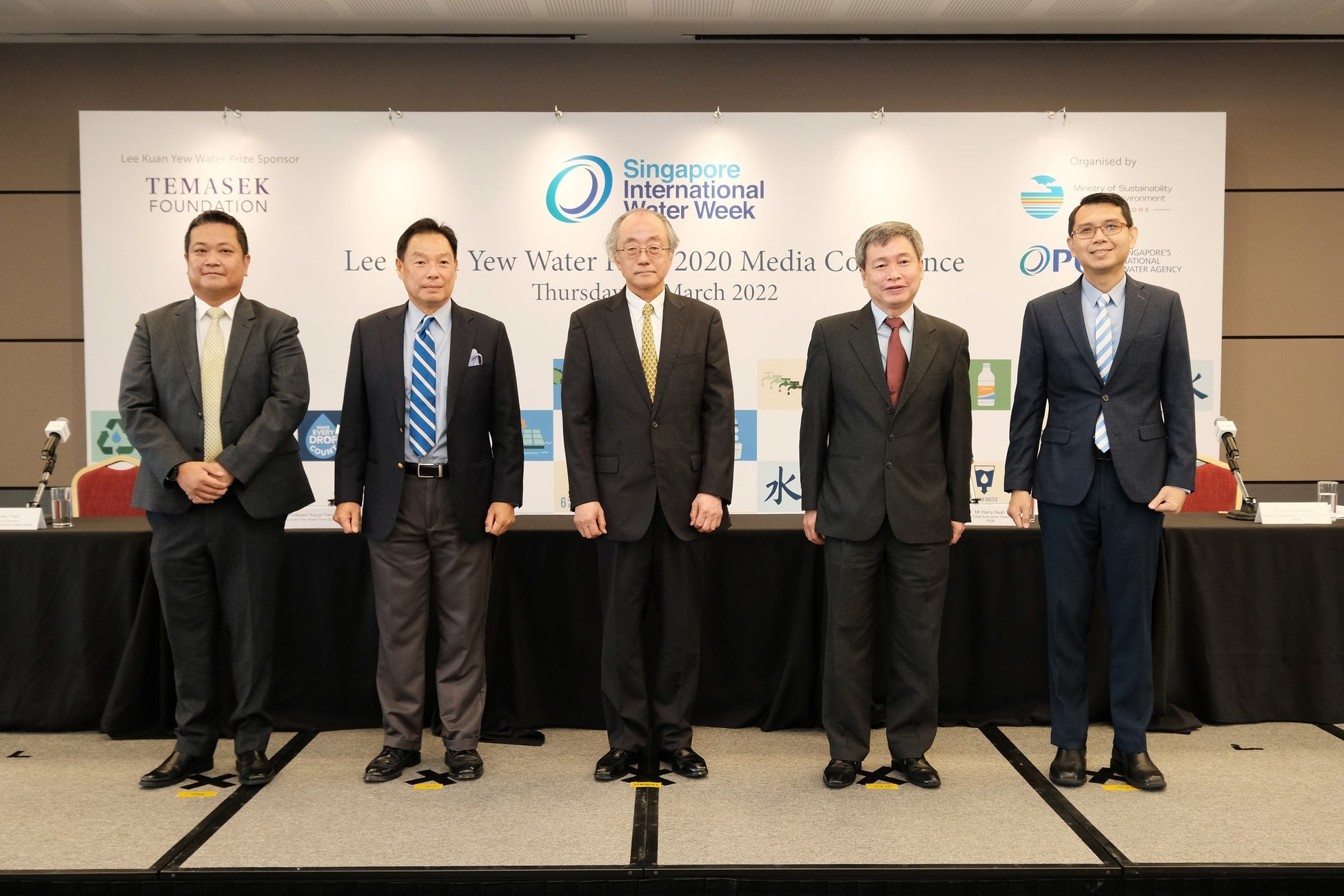 左から、SIWW 最高責任者 Ryan Yuen、シンガポール公共事業庁(PUB) 最高責任者 Ng Joo Hee氏、山本 和夫教授、PUB 副最高責任者 Harry Seah氏、PUB 最高技術責任者 Pang Chee Meng博士