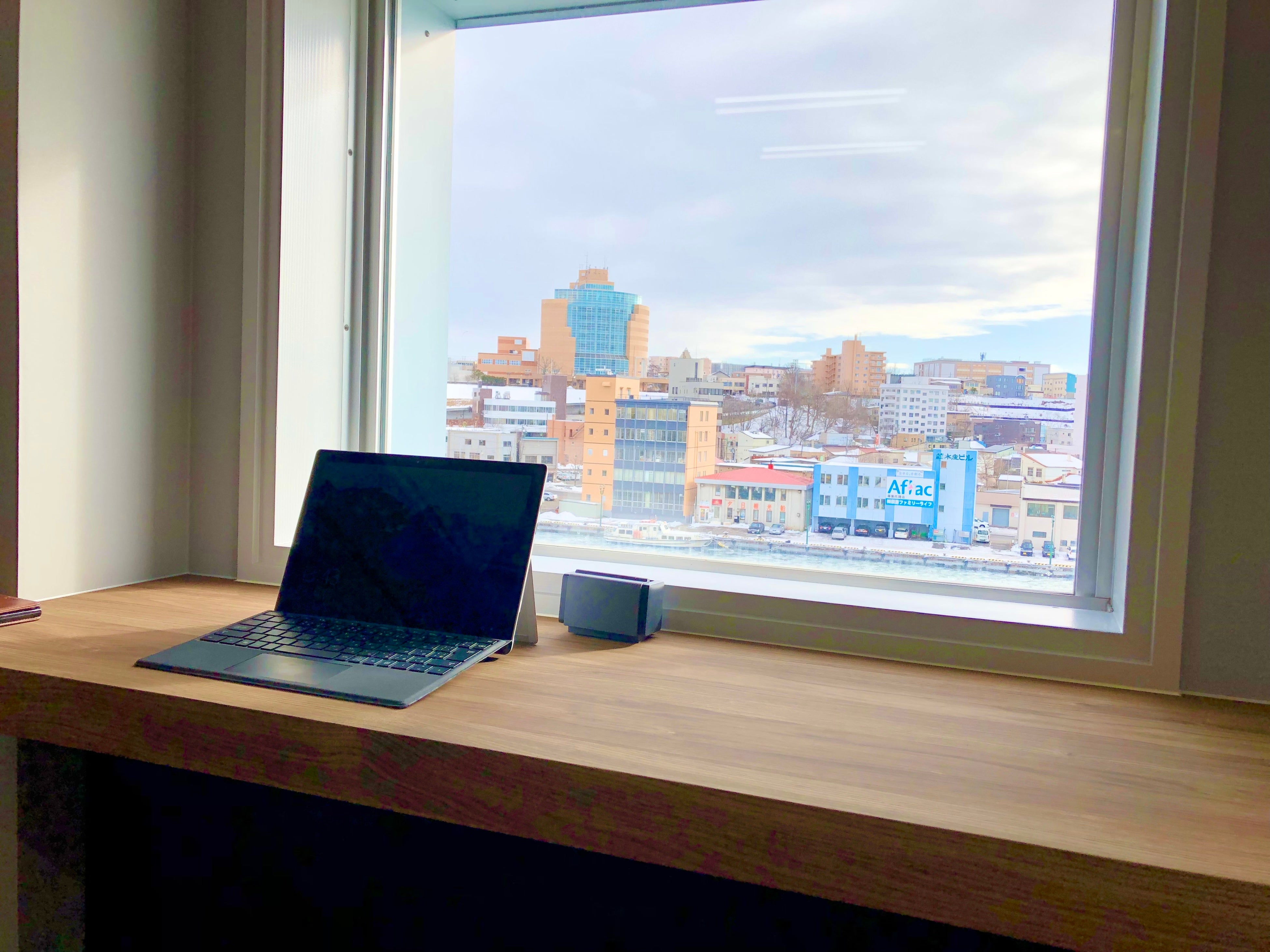 眼下に広がる釧路川を眺めながらオフィスワーク