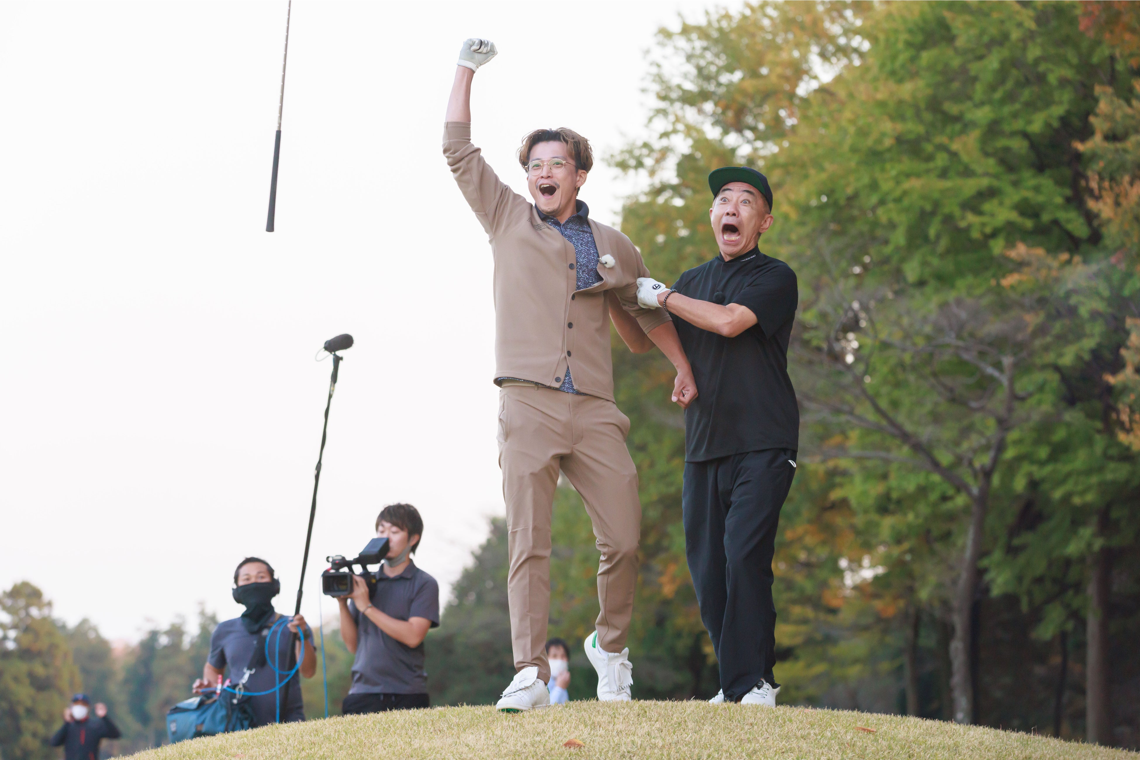 ガッツポーズの小栗旬さんと驚く木梨憲武さん