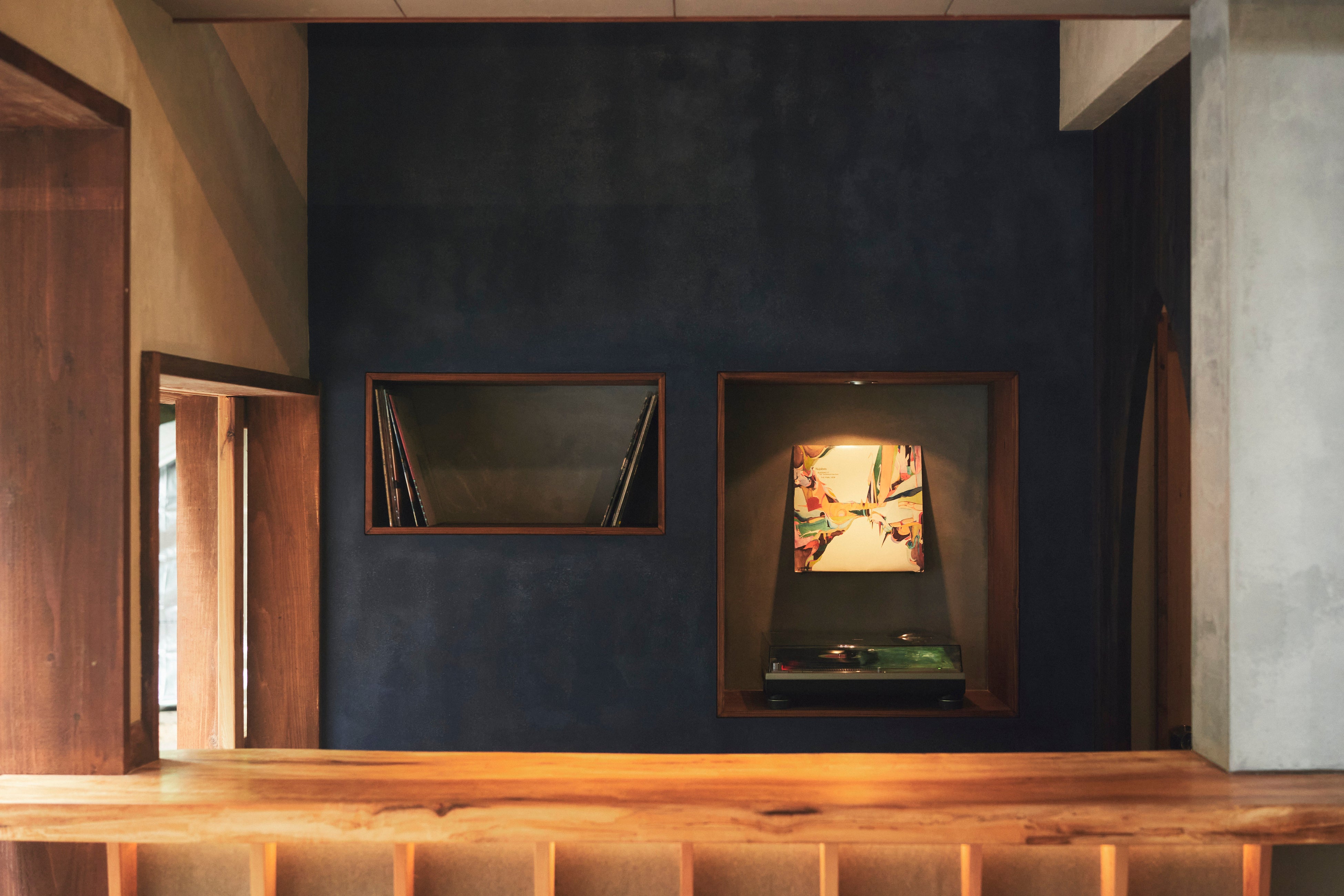 昼はレコードをかけたり、夜はDJブースとしても