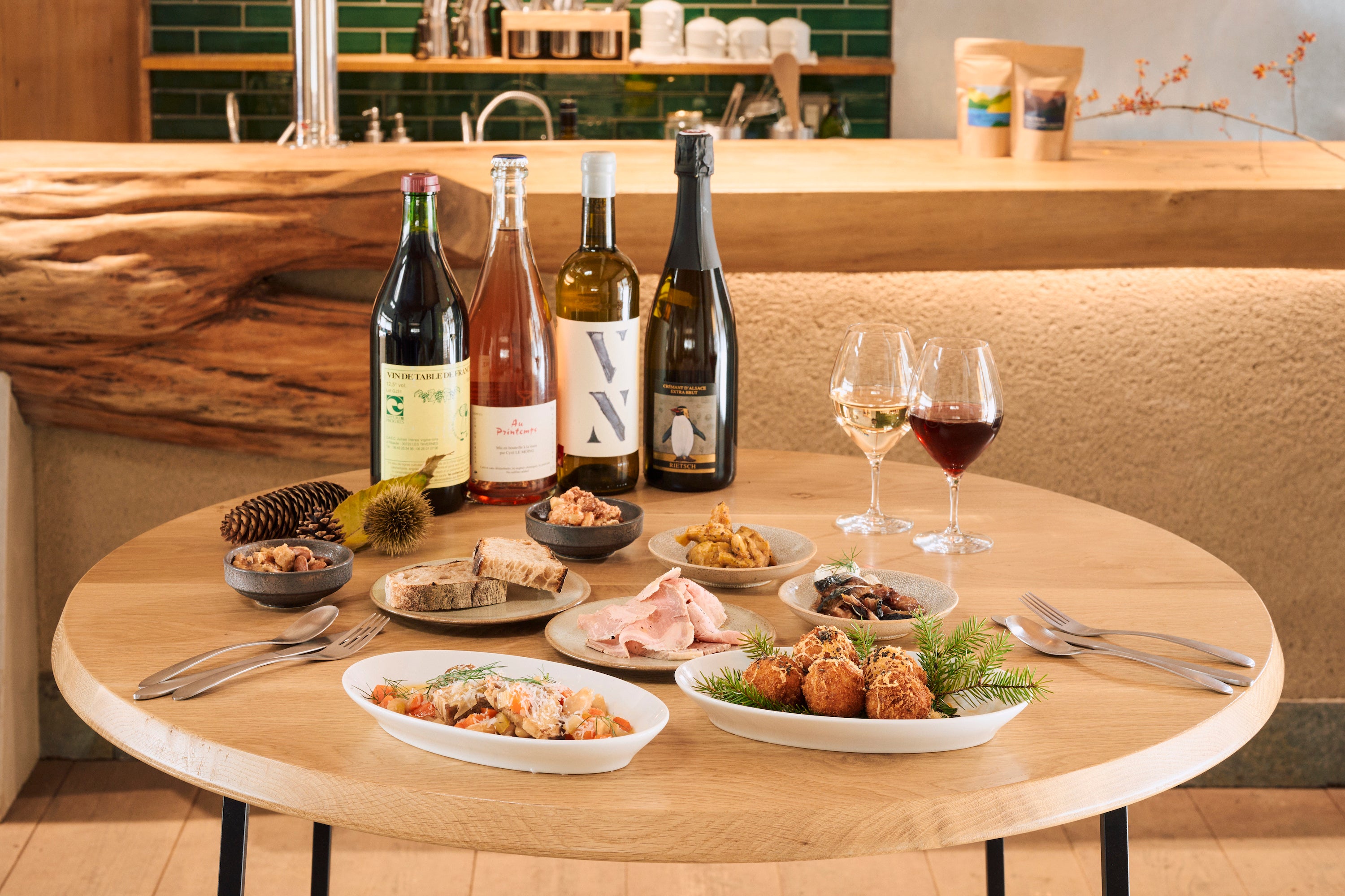 旬の食材を使った料理や地元生産者のナチュラルワインなど