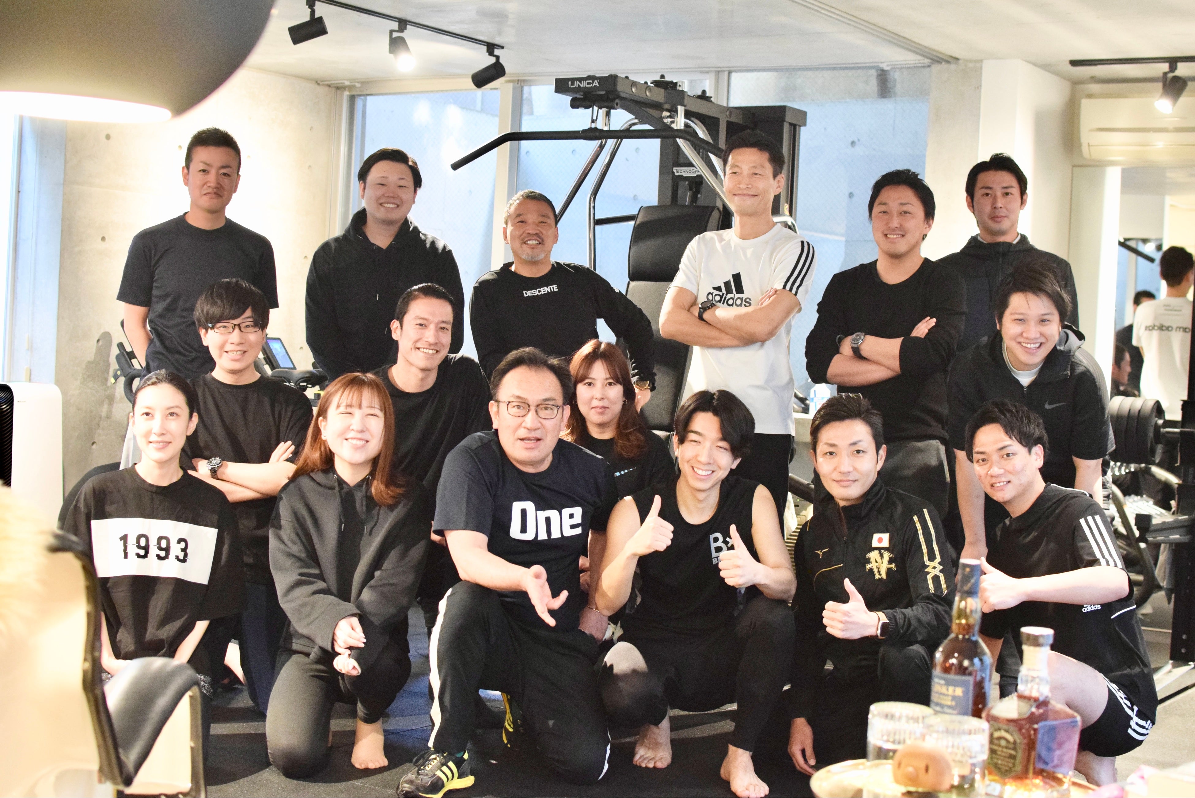 社内ジムで元キックボクシング全日本チャンピオン・板倉直人さんをトレーナーに迎えています