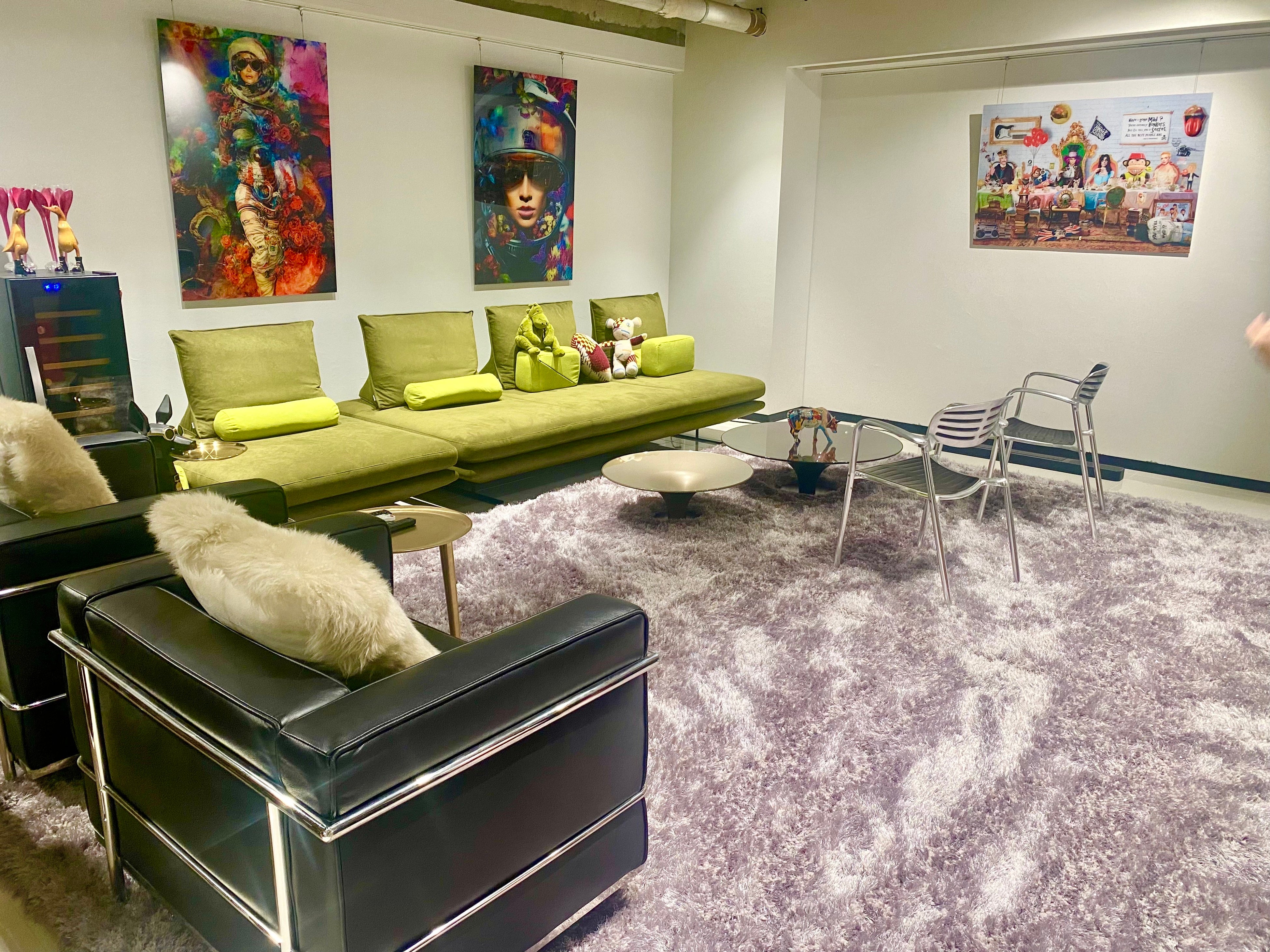 社内ジム「NIKI SALON」のラウンジ