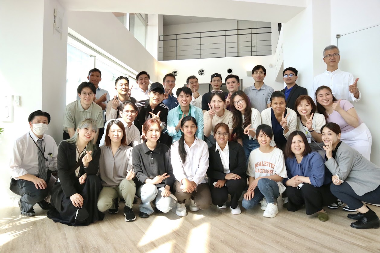 LEOCはこれからも多彩な人財が輝ける職場環境をめざす（写真は海外人財研修）