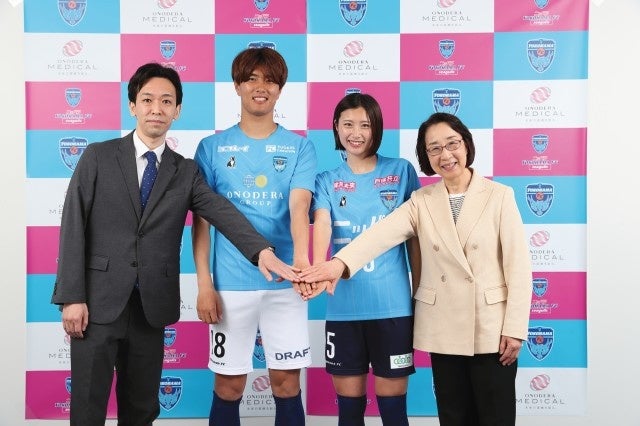 ONODERAメディカル　代表取締役社長　竹谷 庸佑（左）、小川航基選手（左中）、吉田凪沙選手（右中）、学術顧問　藤宮 峯子氏（右）
