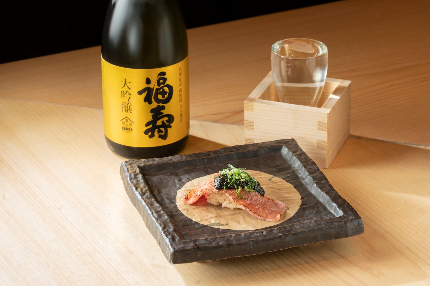 「炙り神戸ビーフの握り〜薪薫る海苔ソース」と「福寿 純米吟醸」