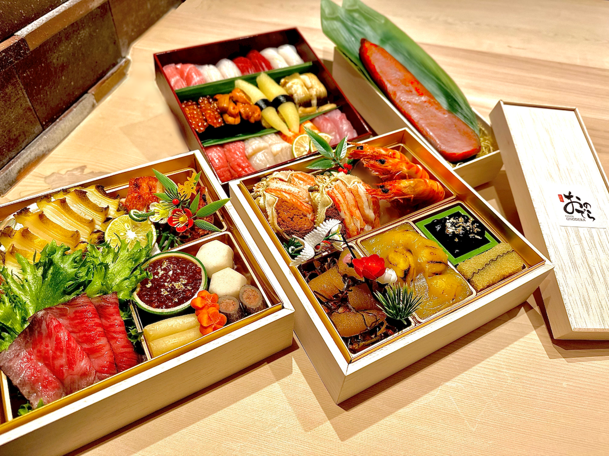 銀座おのでら 至高のおせち（手前）、握り鮨（奥）、「鮨 銀座おのでら」味噌漬けからすみ（右奥）
