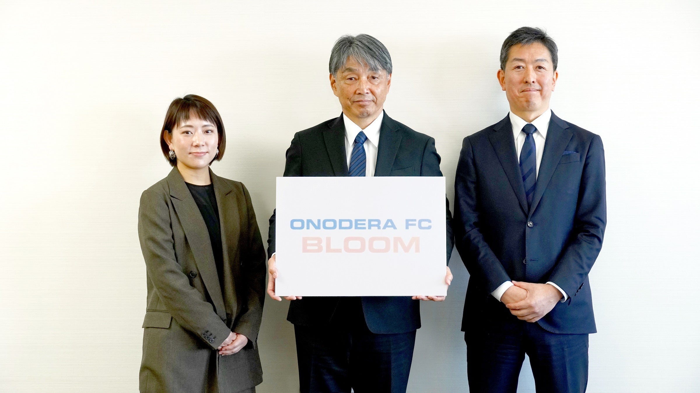 （左から）LEOC執行役員・石川 智菜津、ONODERA FC監督・森 栄次、LEOC常務執行役員・熊谷 淳