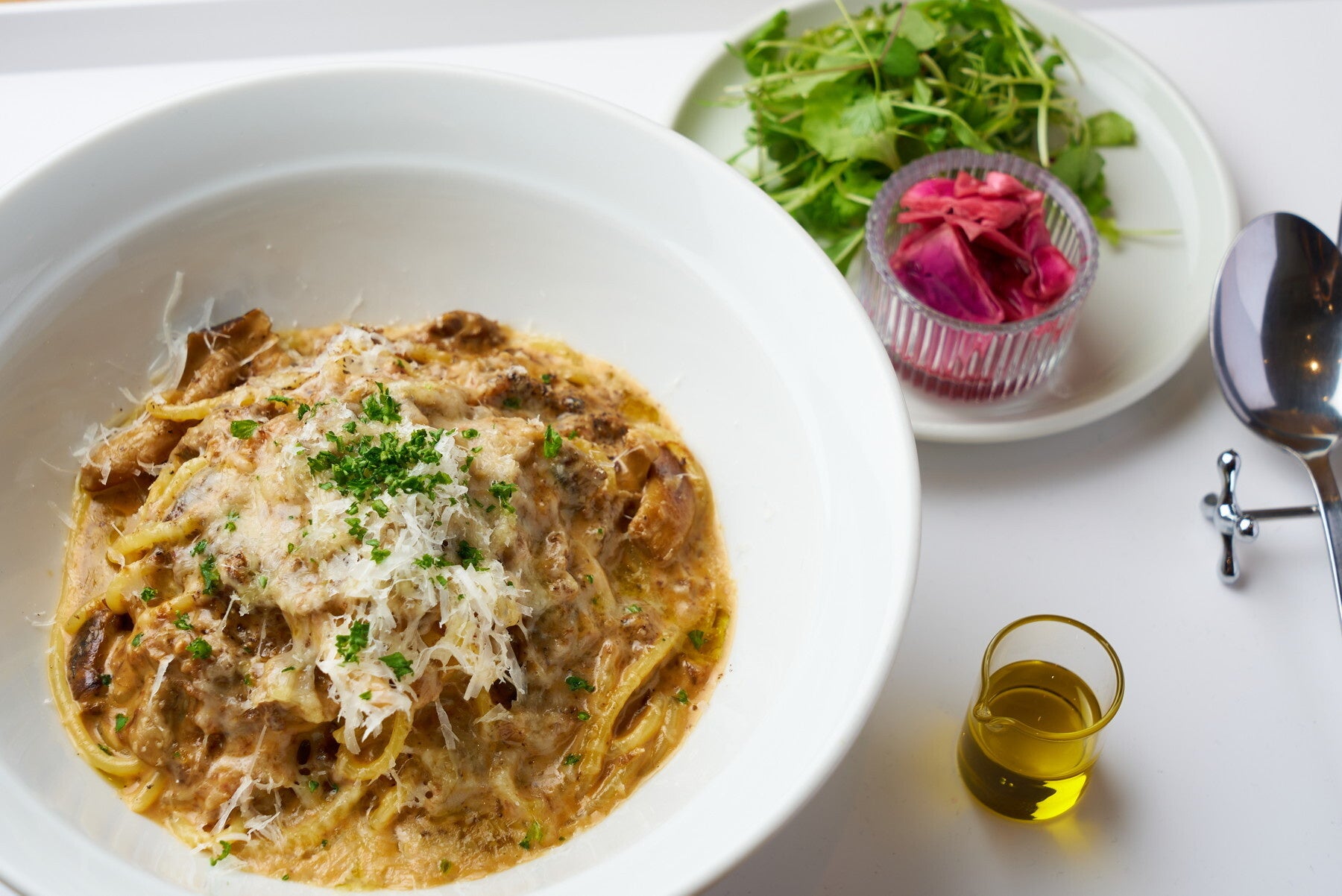 ポルチーニ香る濃厚クリームミートソース：¥1,2700(税込)＋サラダのセット＋¥290(税込)