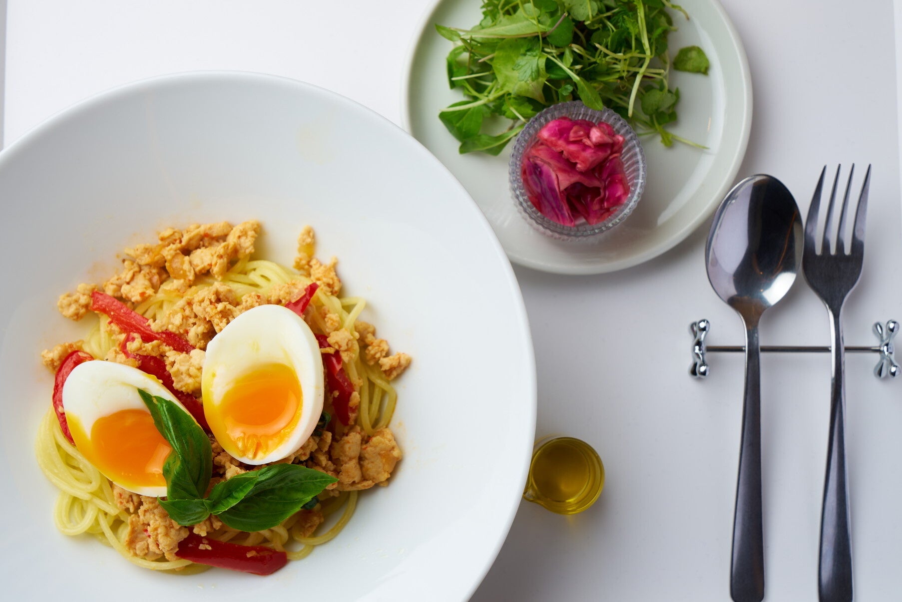 トロ玉ガパオエスニックソース：¥1,210(税込)＋サラダのセット＋¥290(税込)