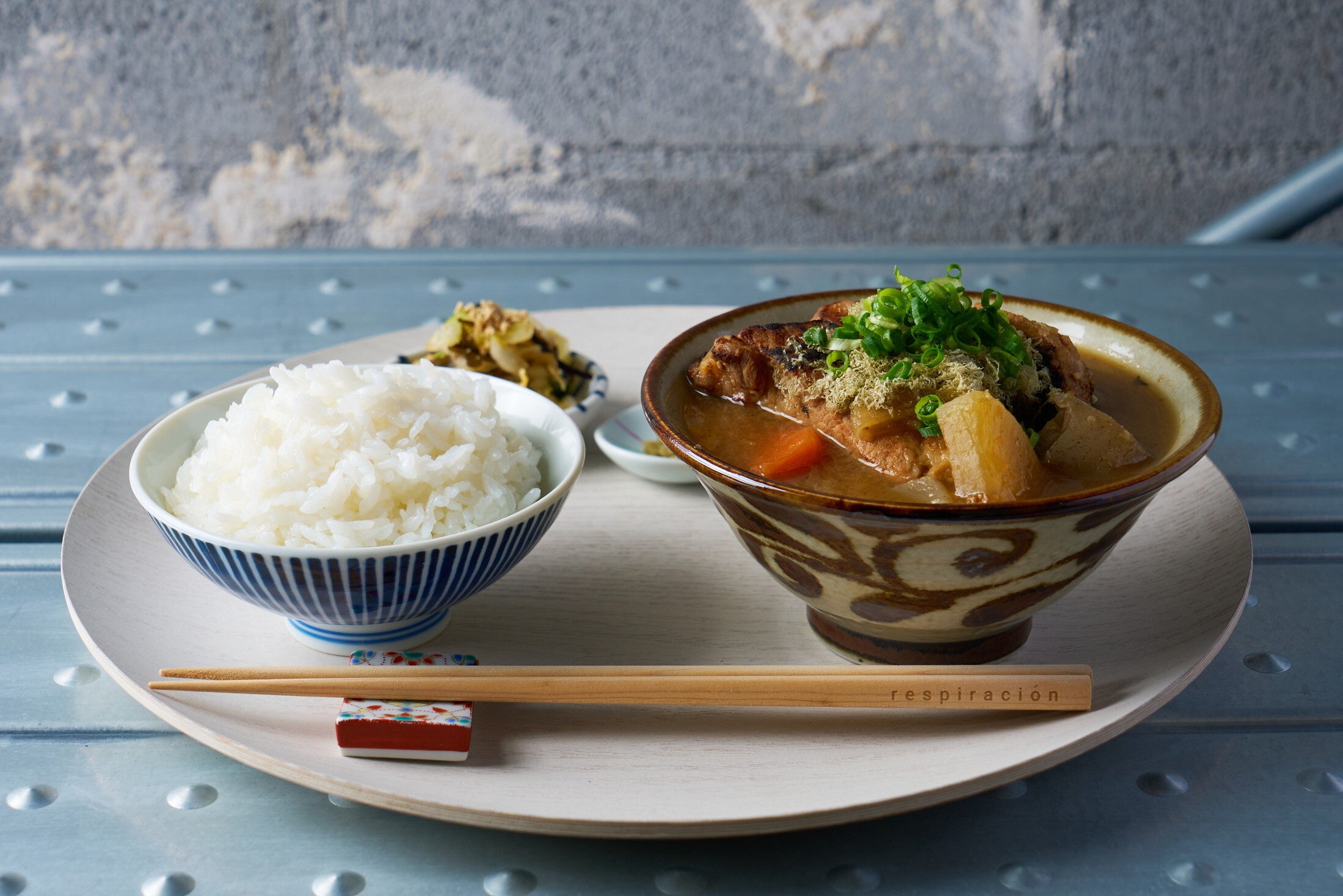 薩摩茶美豚　骨付きバラの豚汁定食：¥880(税込)