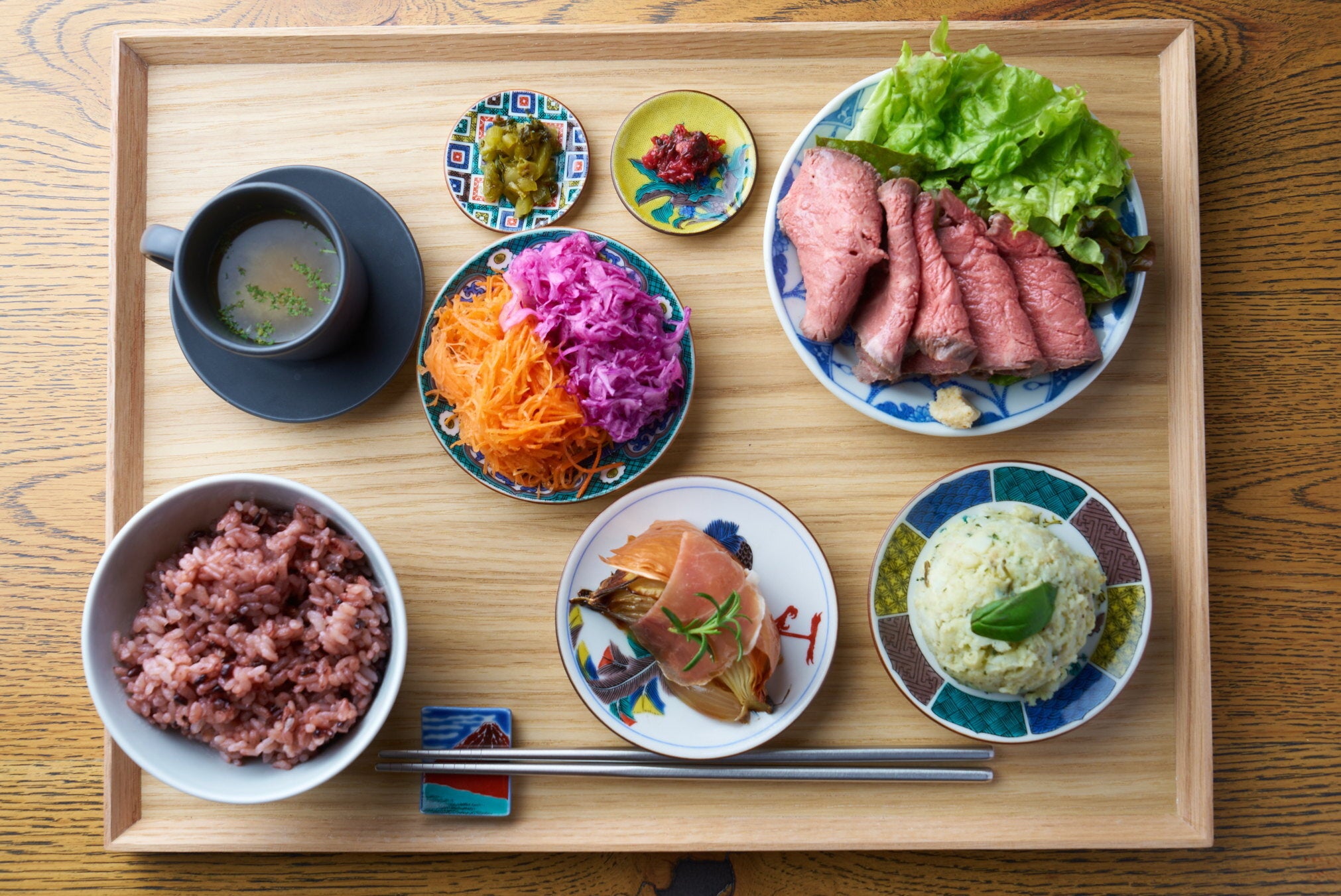 一汁六菜PLATE(メイン：豪州黒牛ローストビーフ)：1,580円(税込)