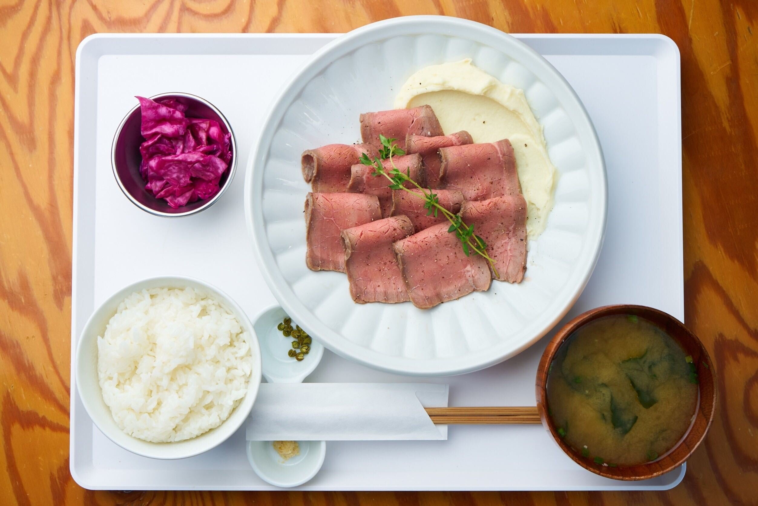 豪州黒牛低温焼成 ローストビーフ和定食 ( ご飯、長生き味噌汁、副菜付き )