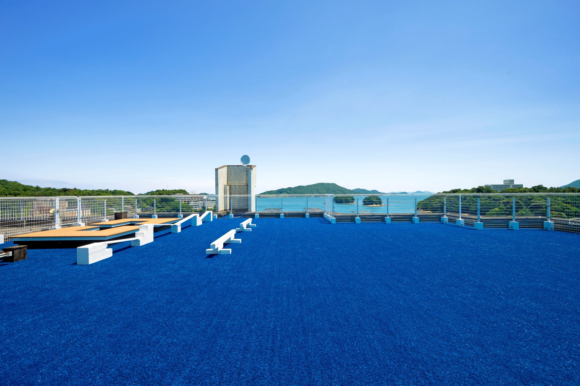 空と海に溶け込むブルーの人工芝のdog park~潮香~