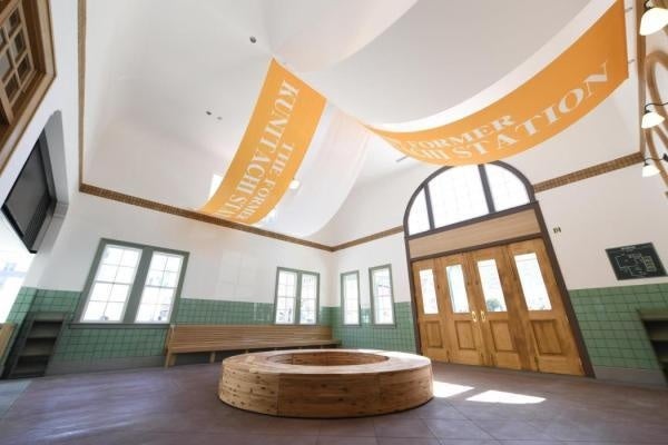 広間（提供：国立市）