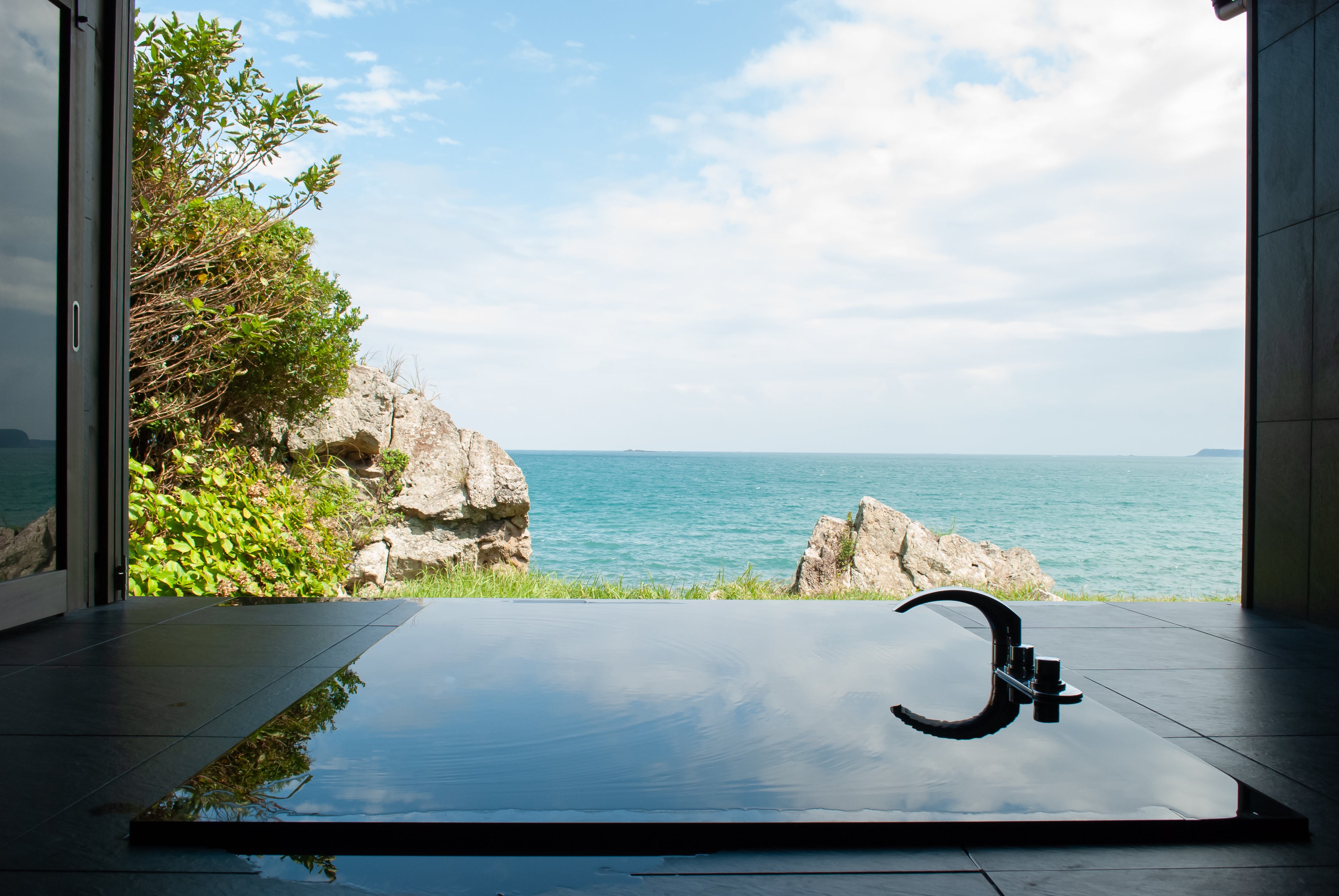 半露天風呂から見える雄大な海