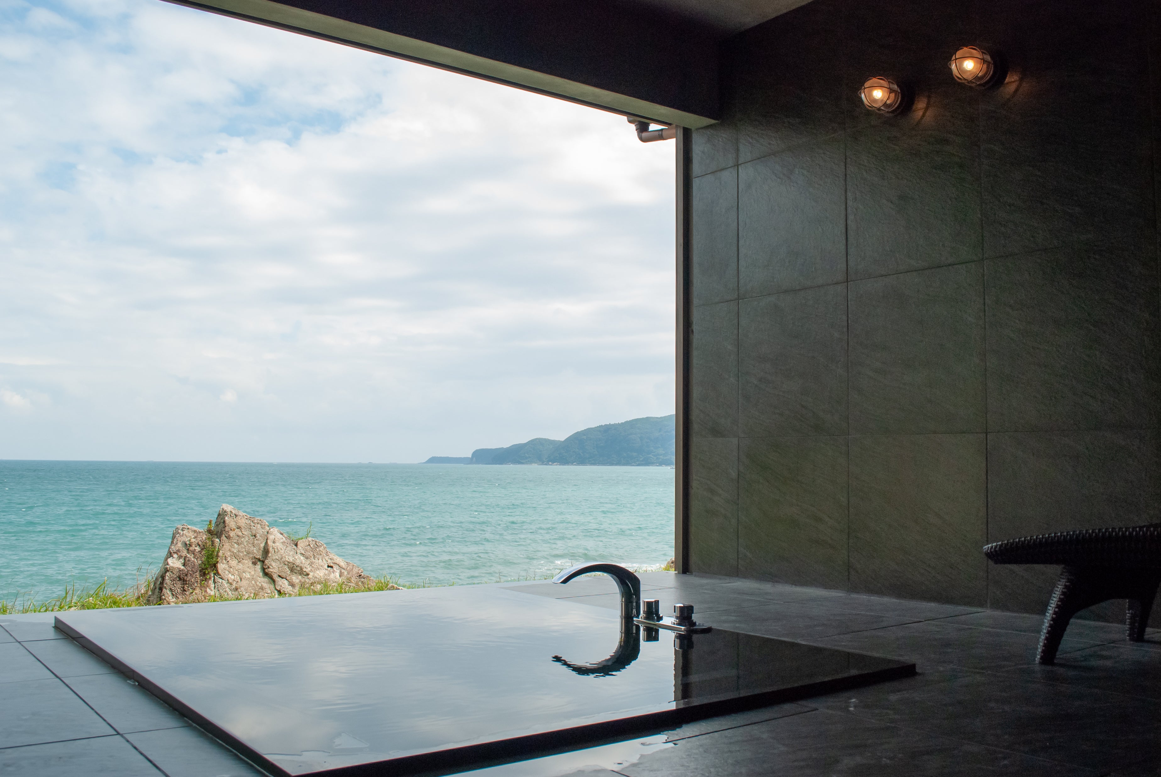 半露天風呂から見える海の景色