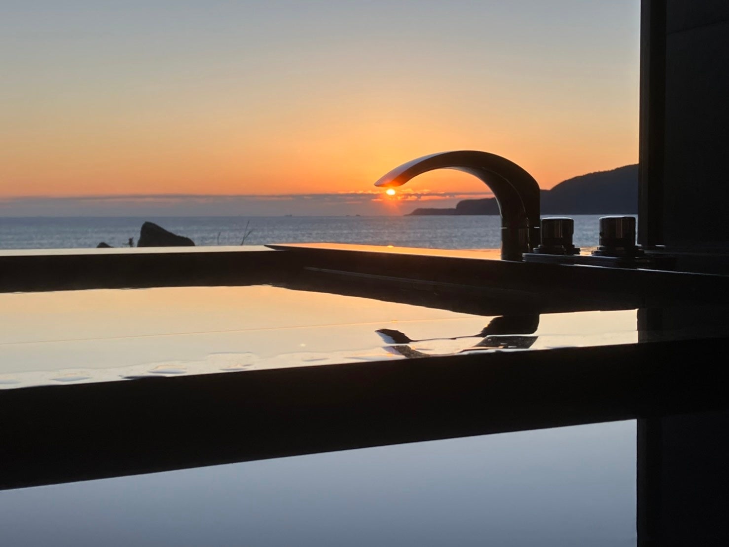 温泉から見える朝日