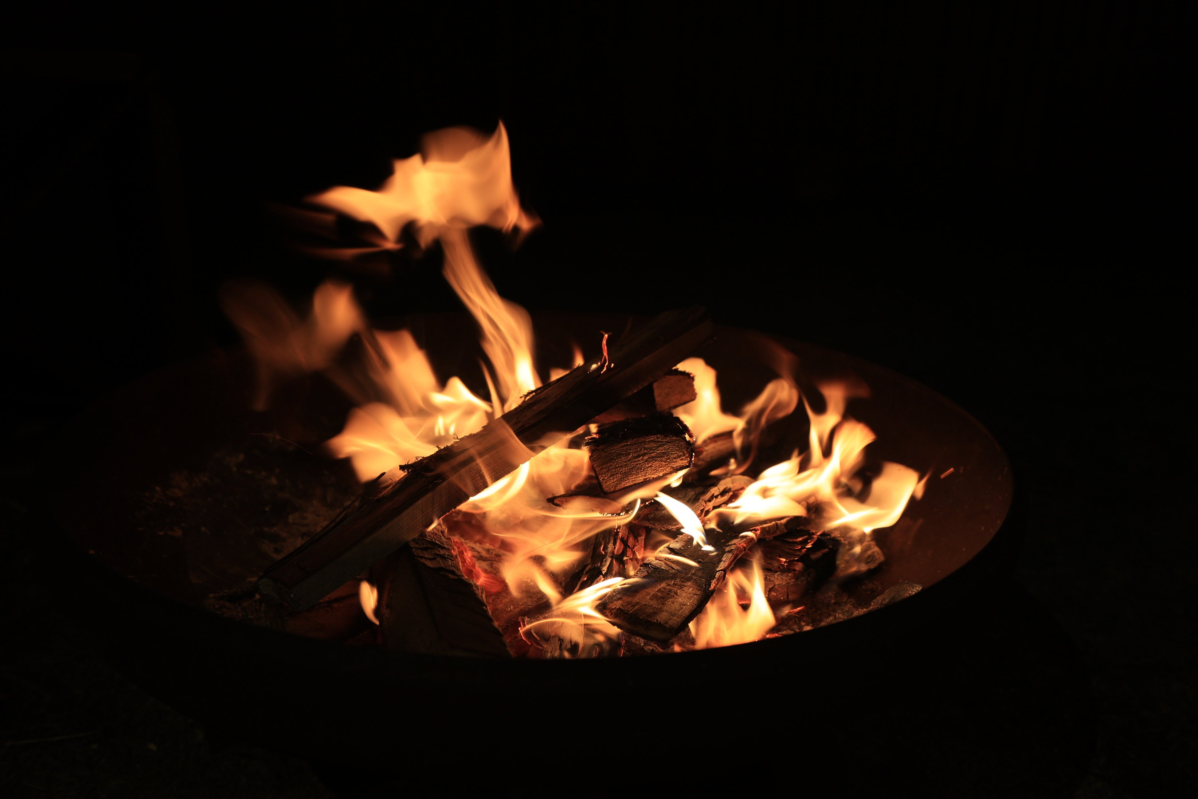 使い放題の薪で夜は焚き火も