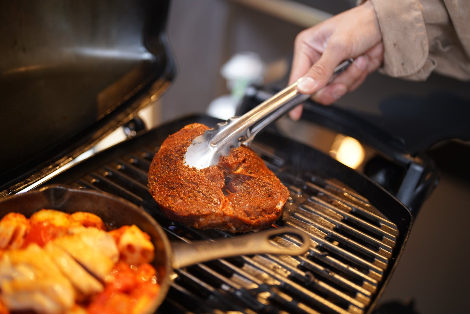 本格的なグリルを使って調理