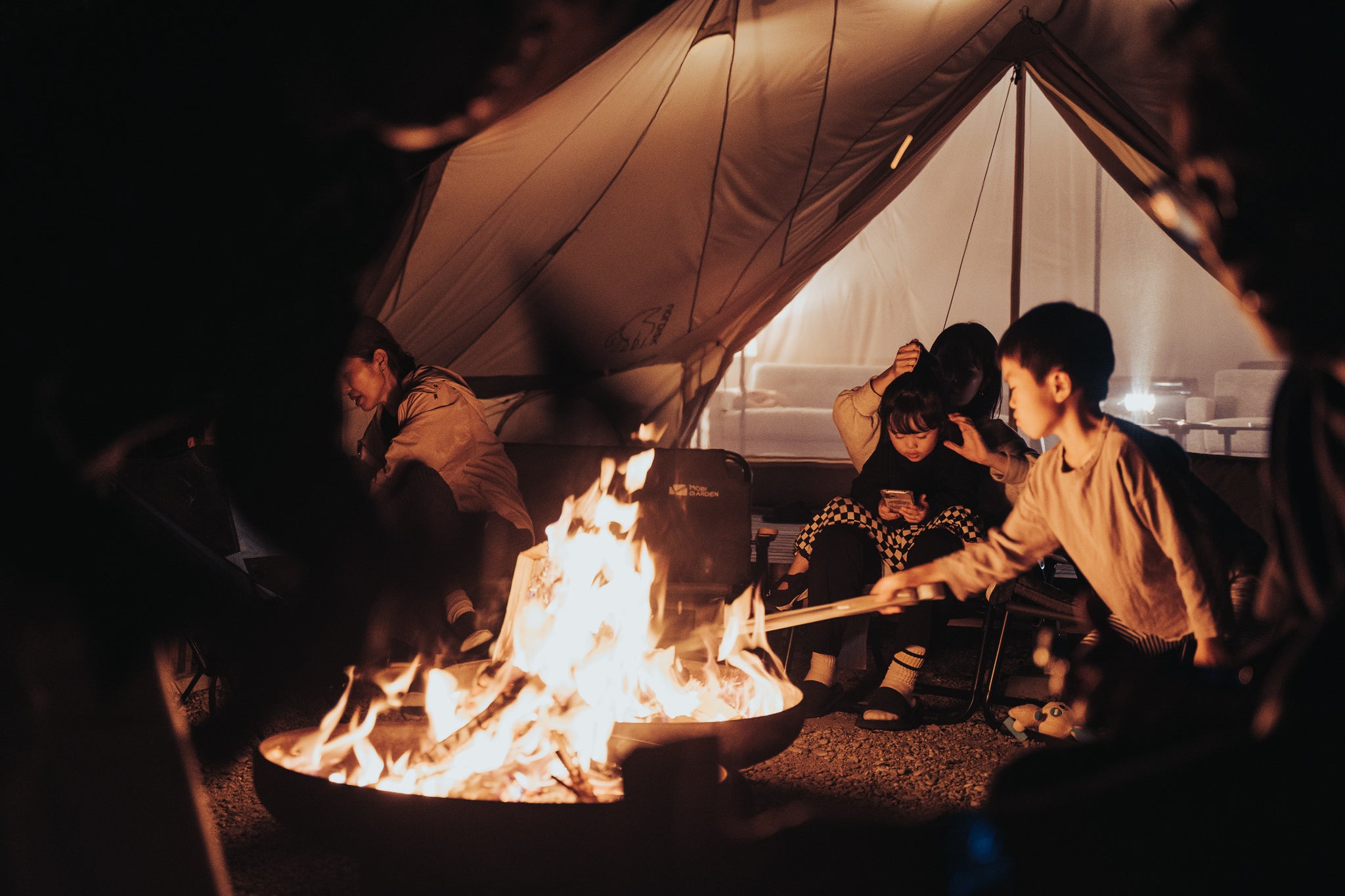 各客室には焚き火台があり、薪は使い放題