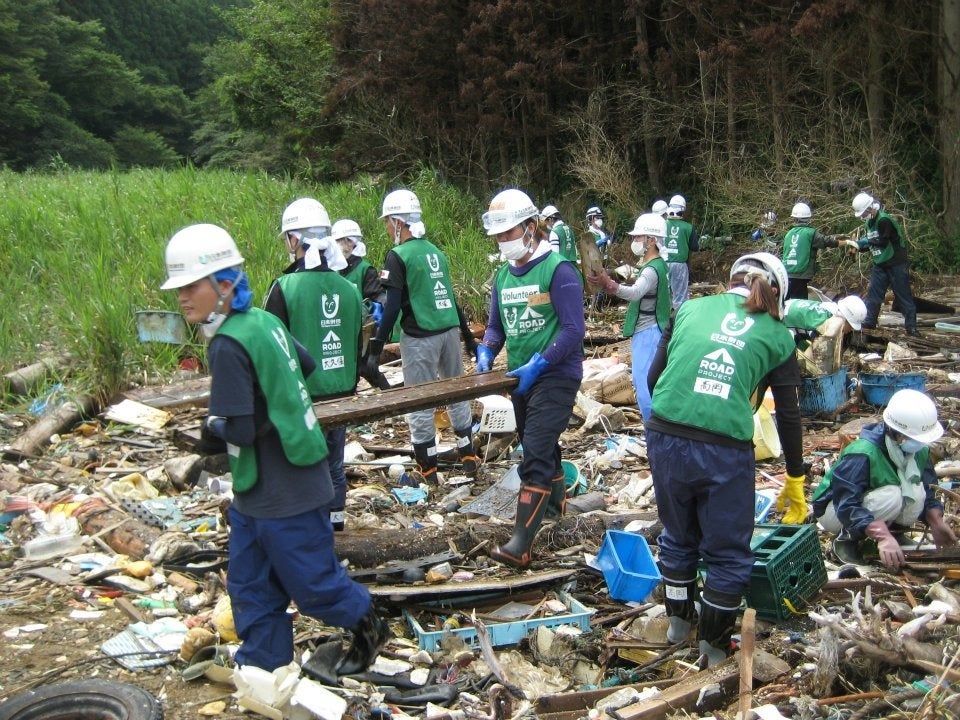 東日本大震災の被災地で活動する学生ボランティア