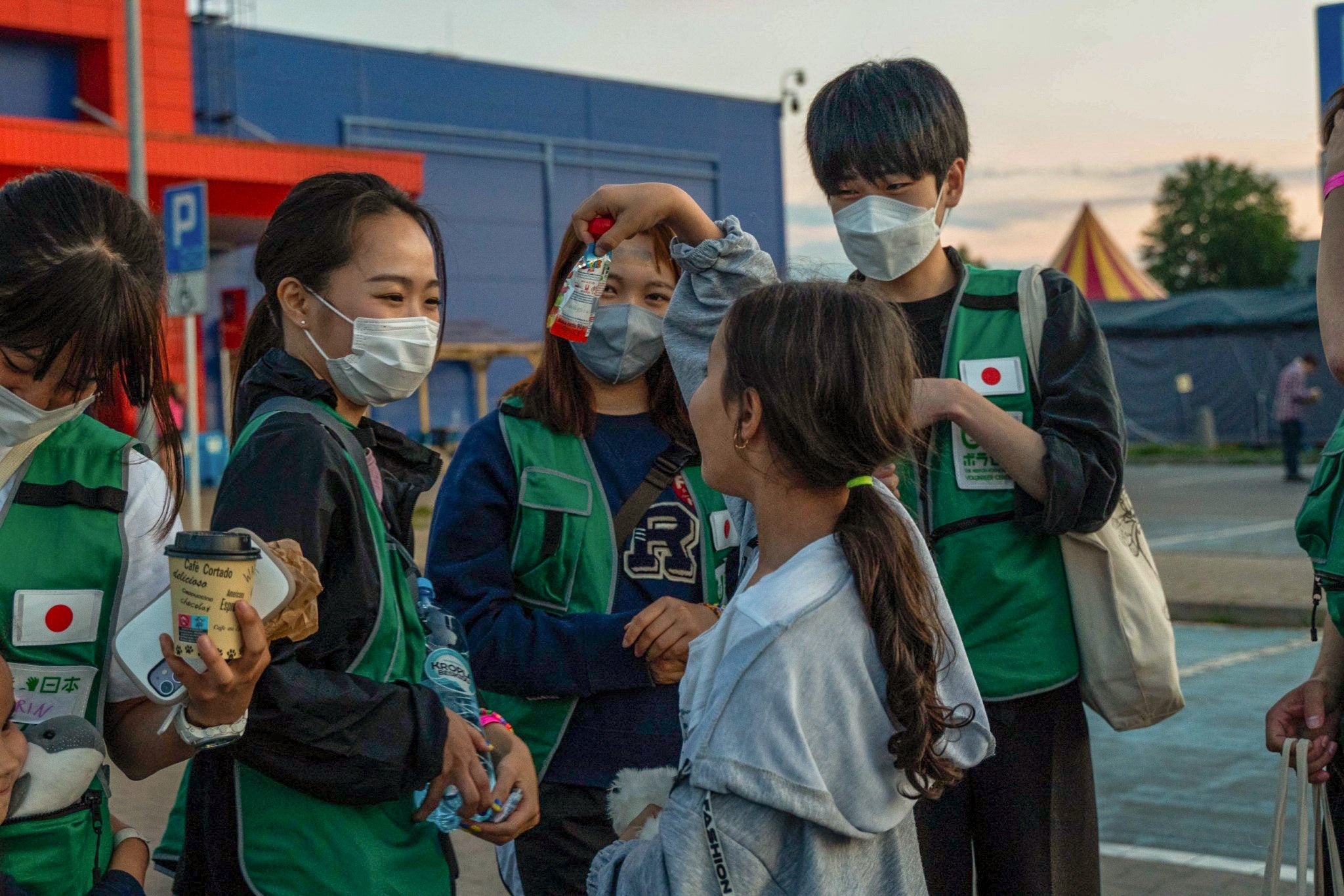 避難民一時滞在施設での活動写真