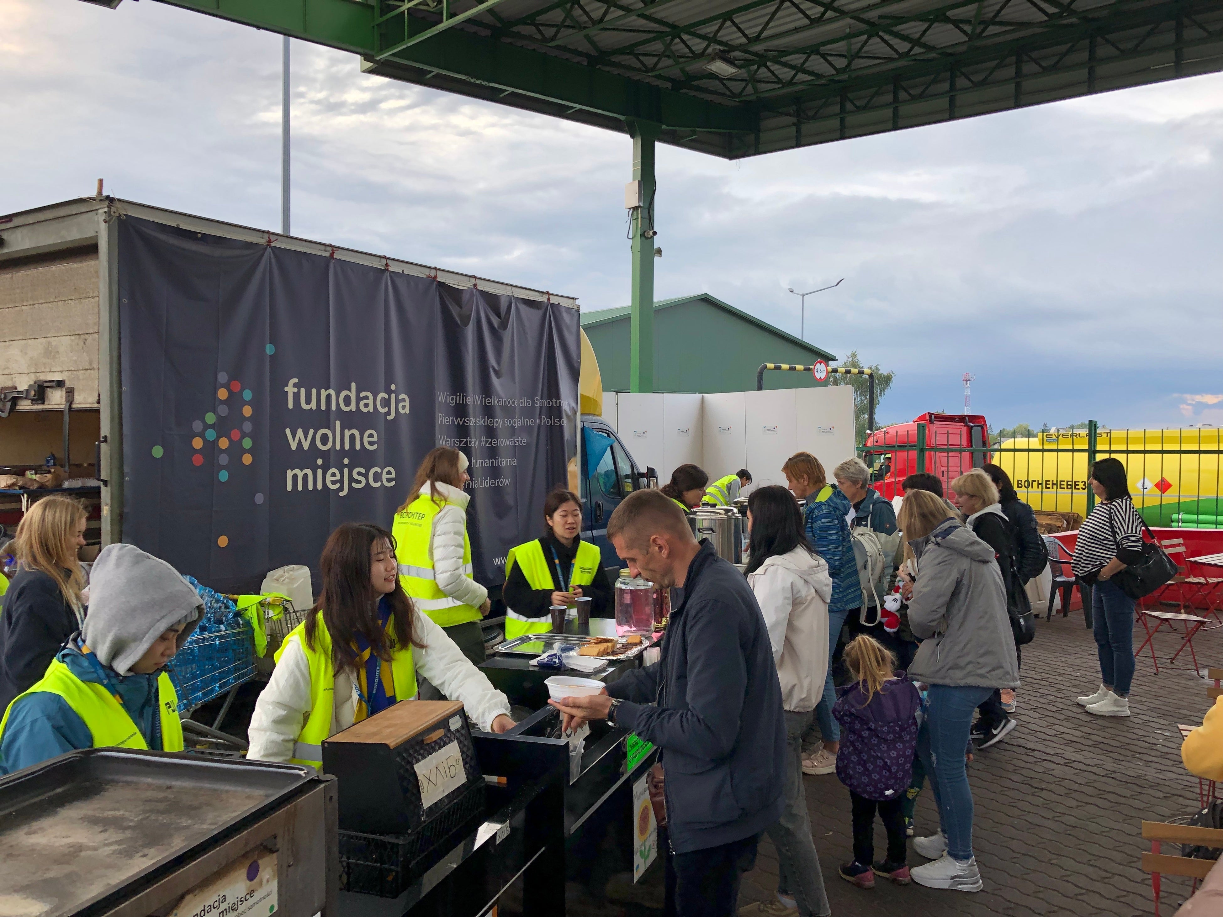 ポーランドとウクライナ国境での炊き出し