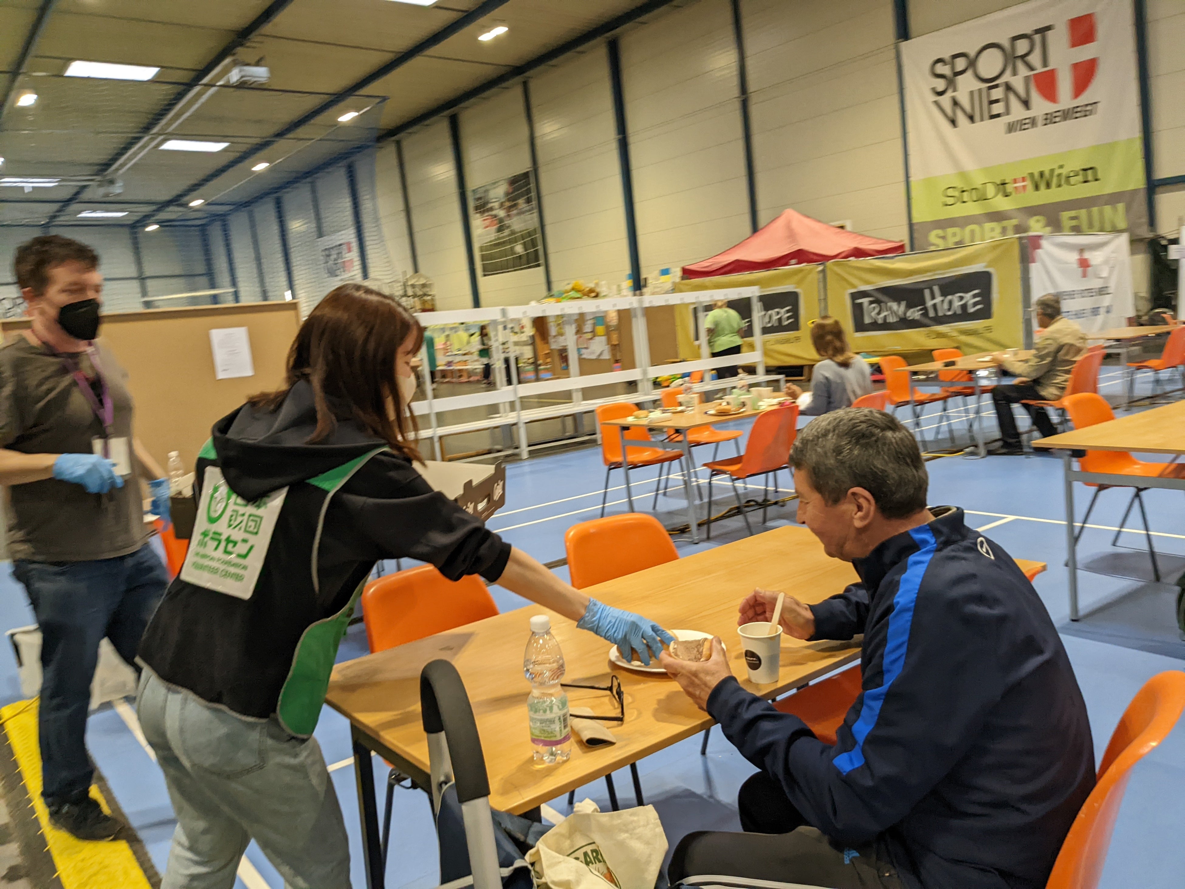 避難民一時滞在施設での活動（オーストリア）