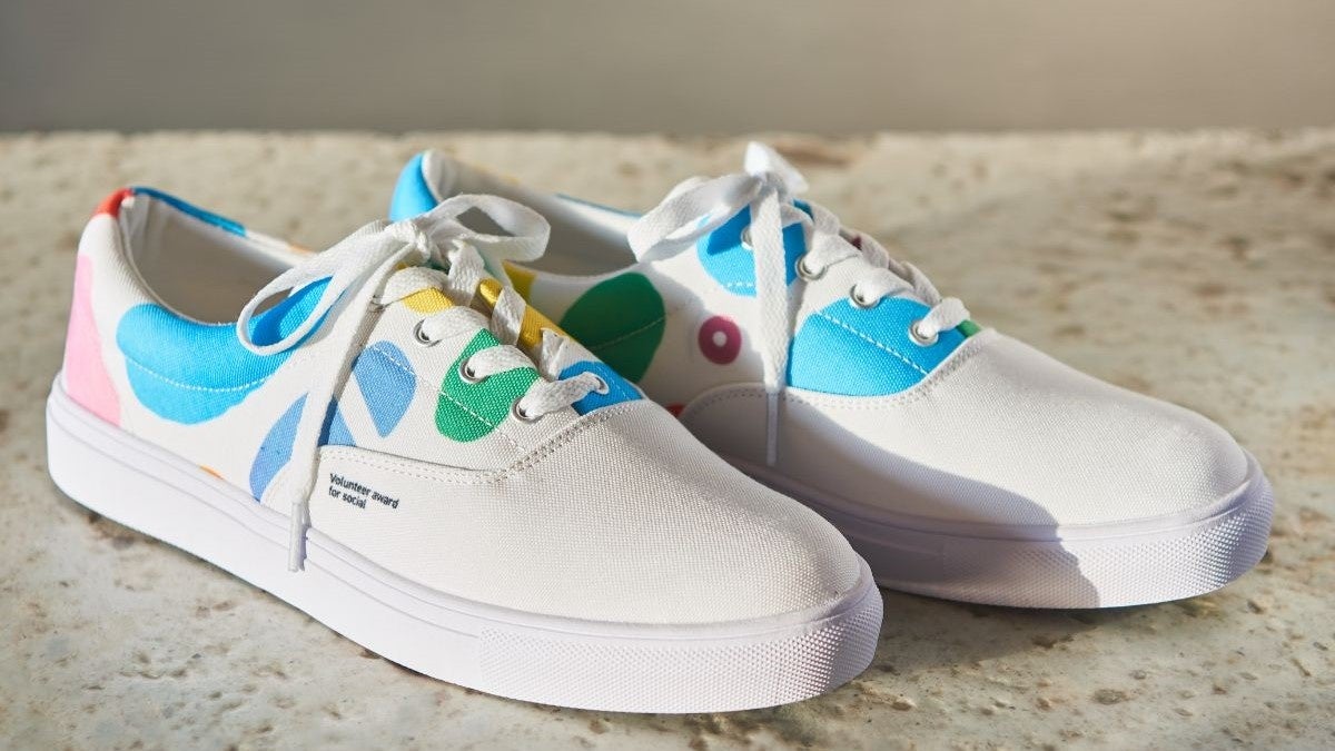 個人表彰者に贈られたオリジナルスニーカー