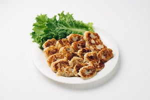 焼きあがった朔朔ひとくち餃子