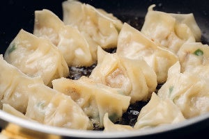 焼朔朔ひとくち餃子の調理風景