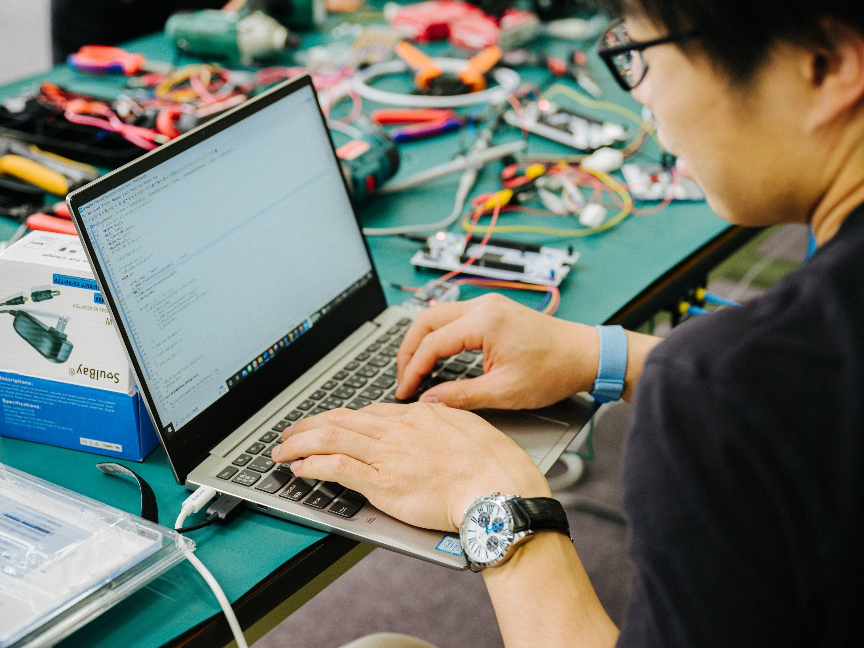 オフィスでの開発風景