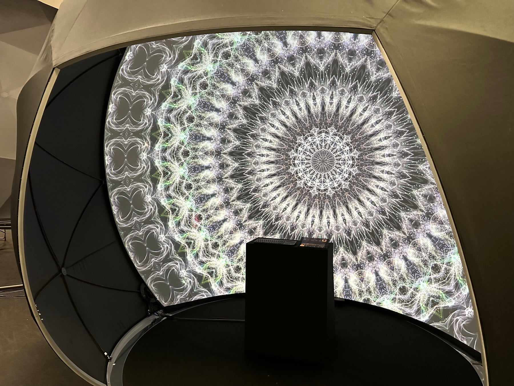 VR・360度映像向け垂直ドーム型ディスプレイシステム「Panosphere」の提供を開始 | 株式会社オリハルコンテクノロジーズのプレスリリース