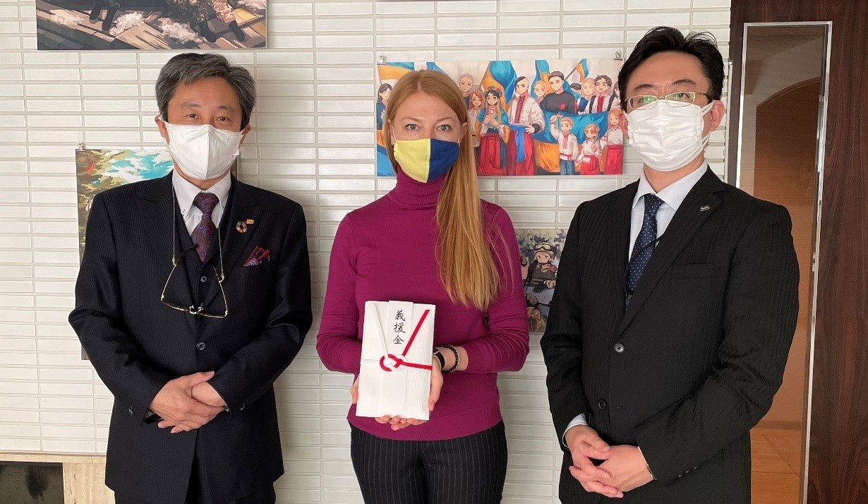 左)井ノ口社長 右)つのだ常務よりウクライナ大使館・書記官インナ・イリナさんに手渡されました。