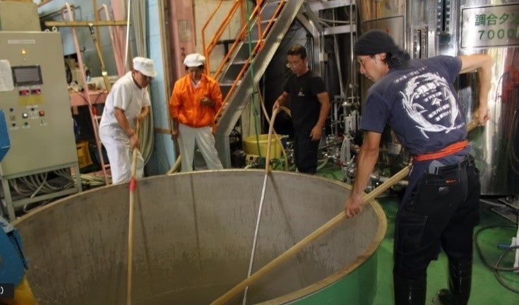 種麴屋が蔵元。自社の菌の品質を確認し、伝統技術を磨くために仕込みを続ける。