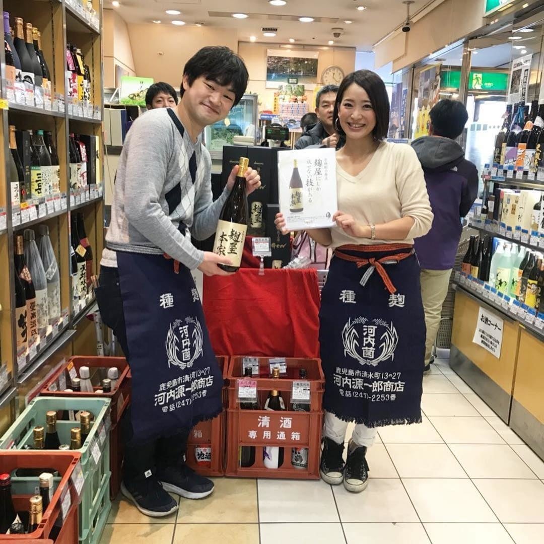 芋焼酎の美味しさに惚れて販売を開始した当社代表(右)。「歌う焼酎社長」としてバラエティー番組にも出演。