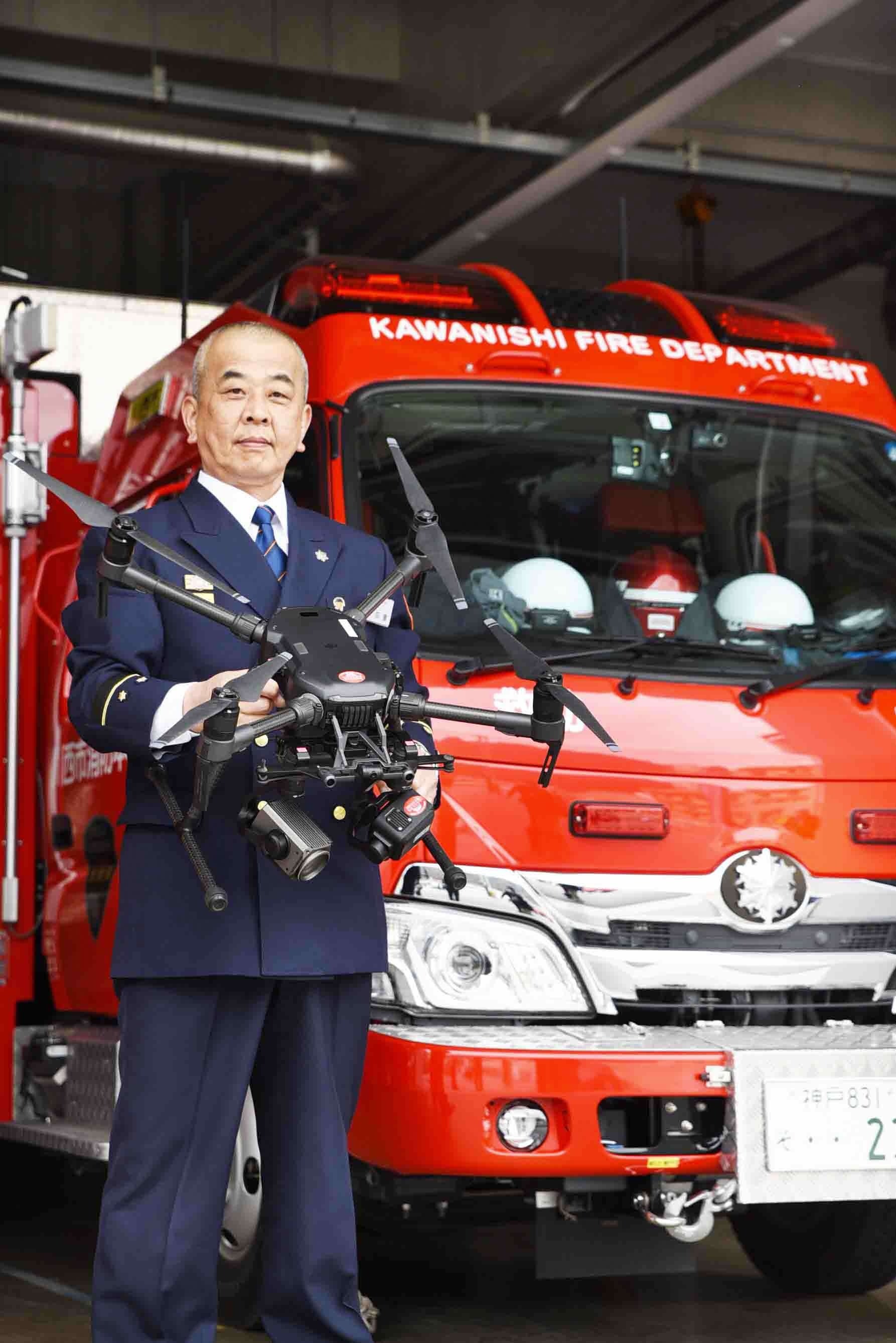 ドローンを持つ石倉消防長