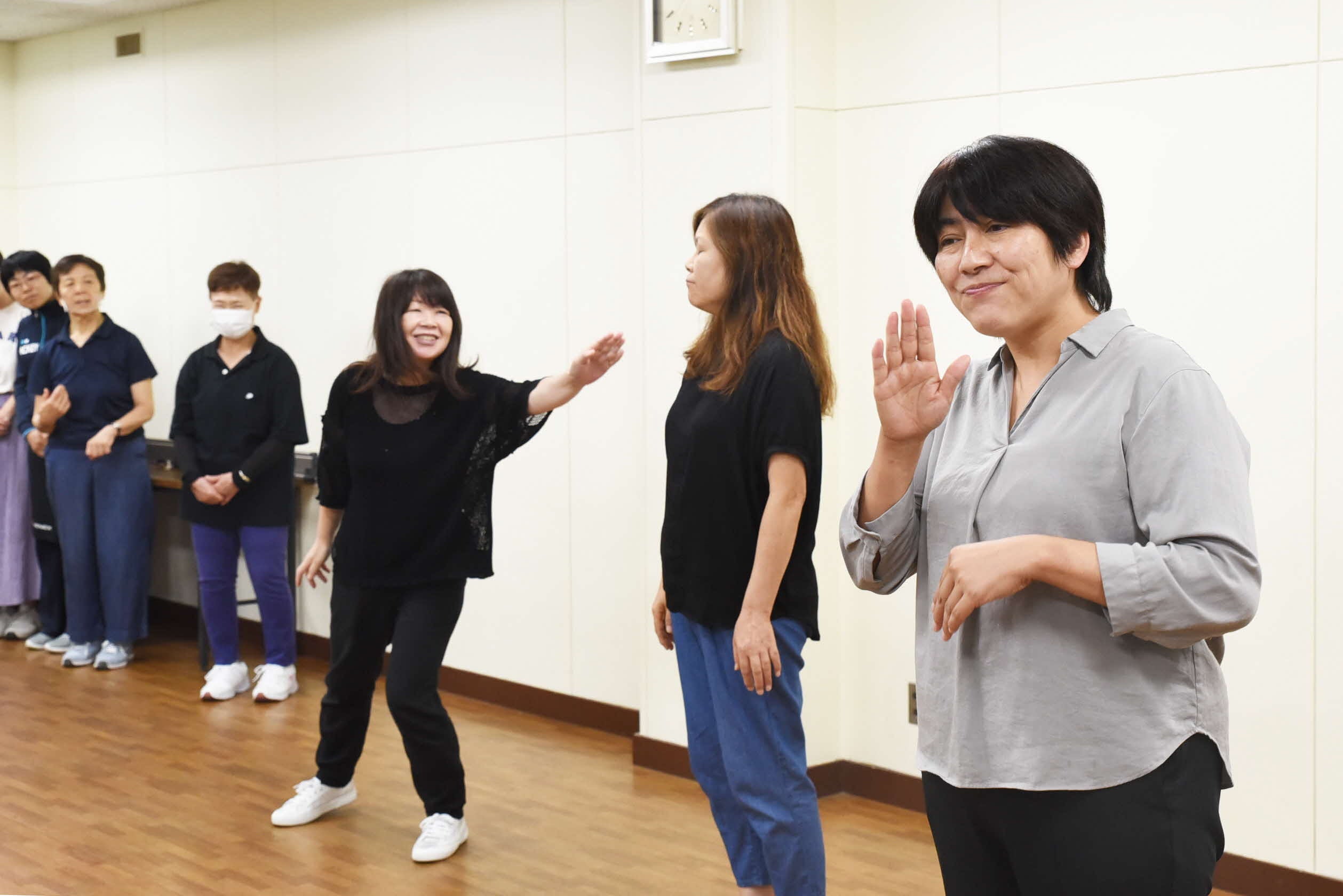 同まつりに出演する市内の手話サークル「クローバ」の手話劇と手話歌の練習風景