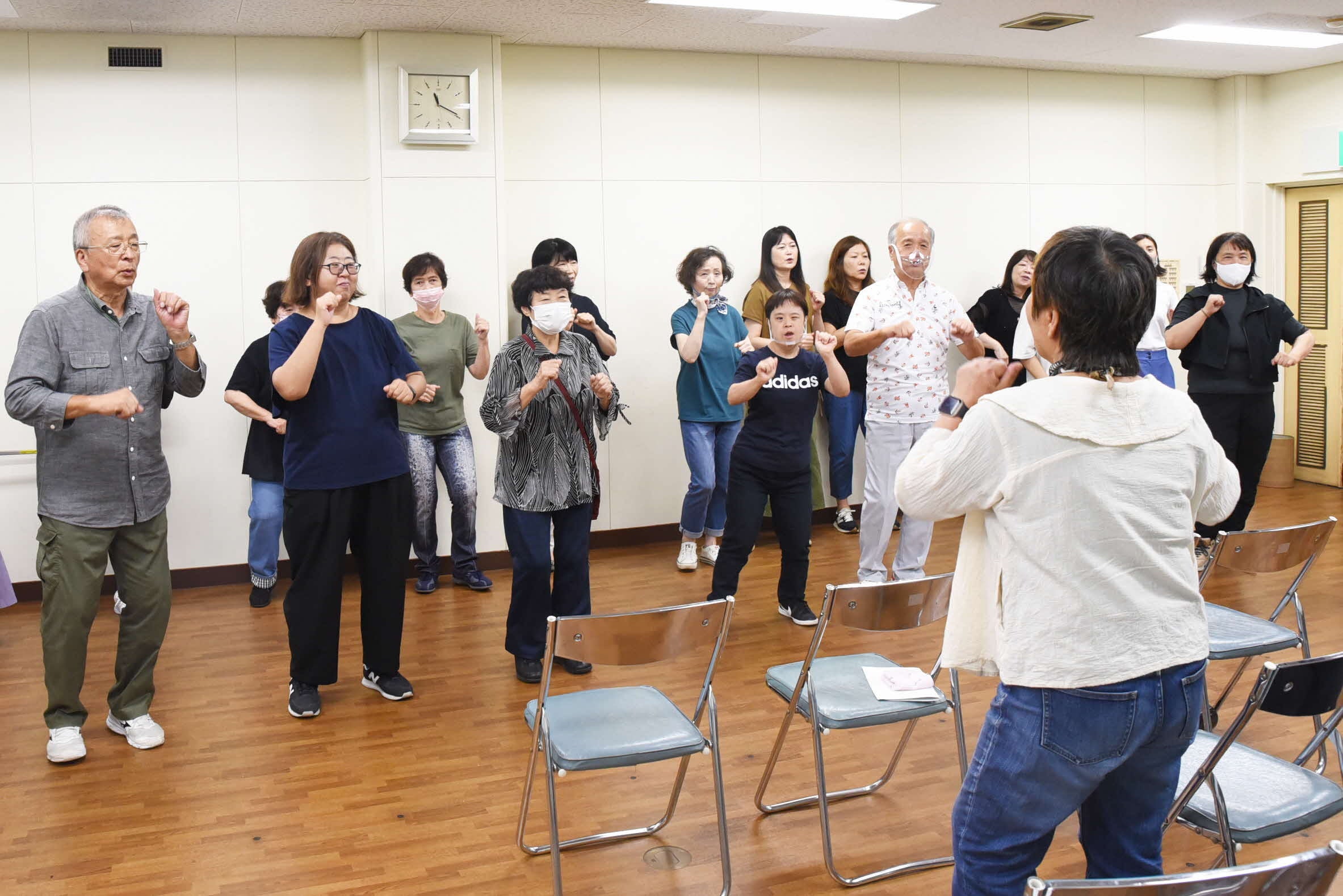 同まつりに出演する市内の手話サークル「クローバ」の手話劇と手話歌の練習風景